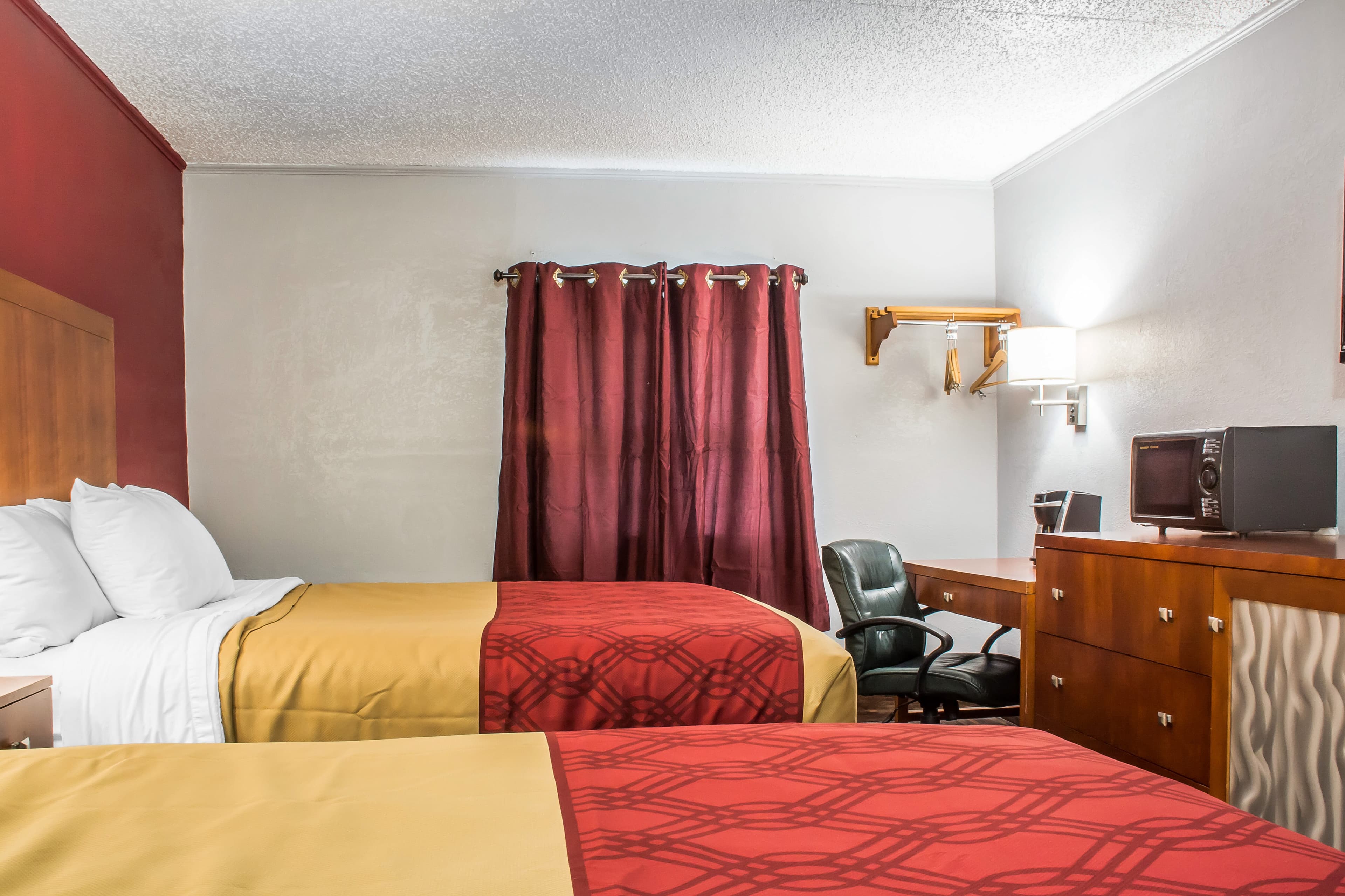 Econo Lodge Brockport — 21