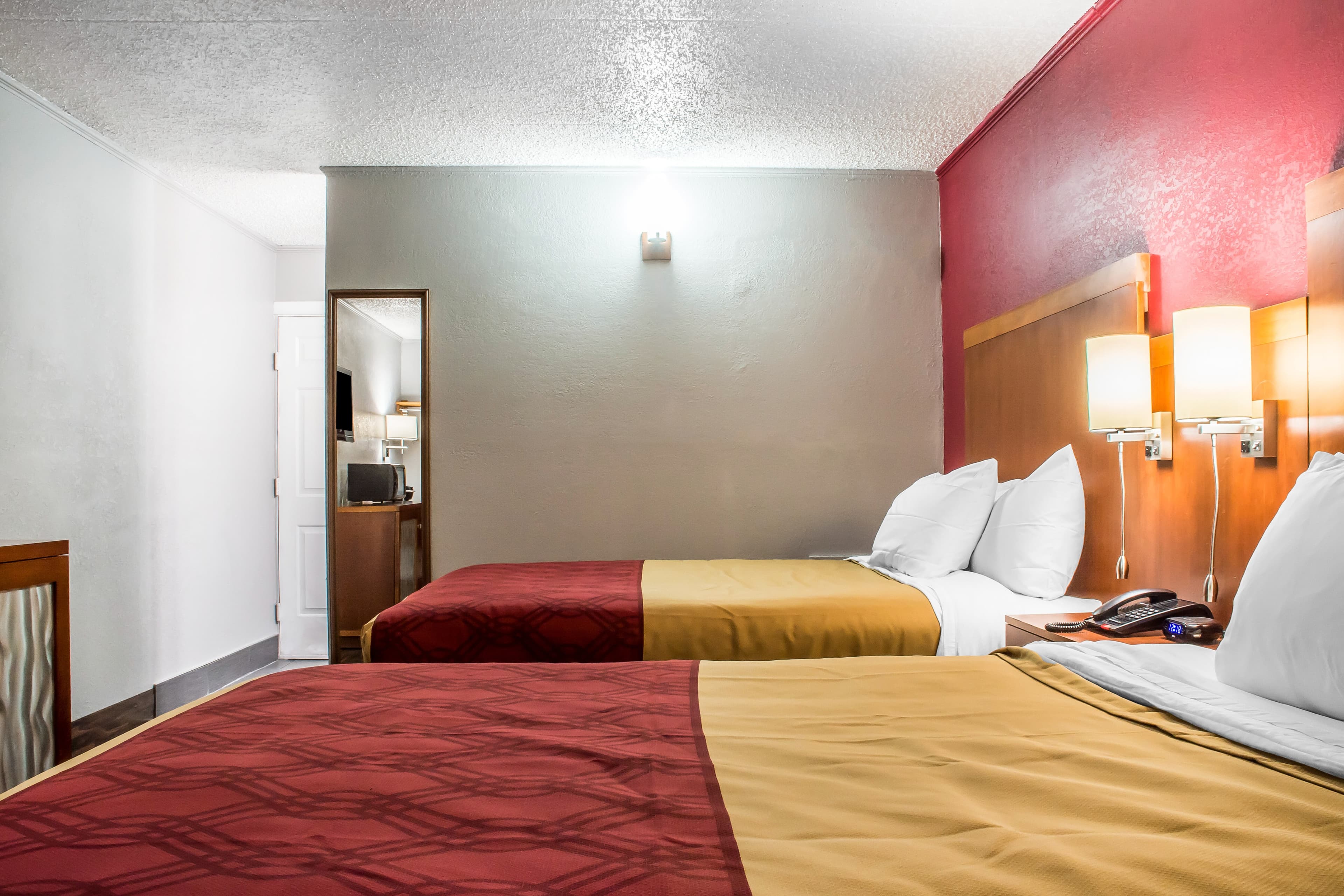 Econo Lodge Brockport — 23