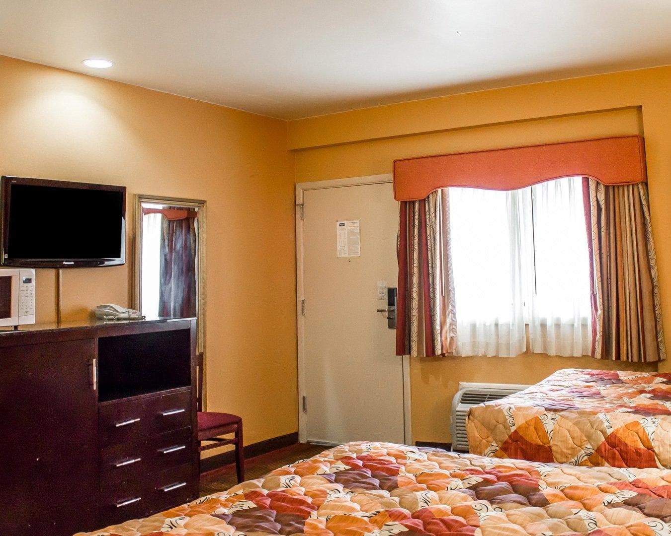 Rodeway Inn MacArthur Airport - Image 3