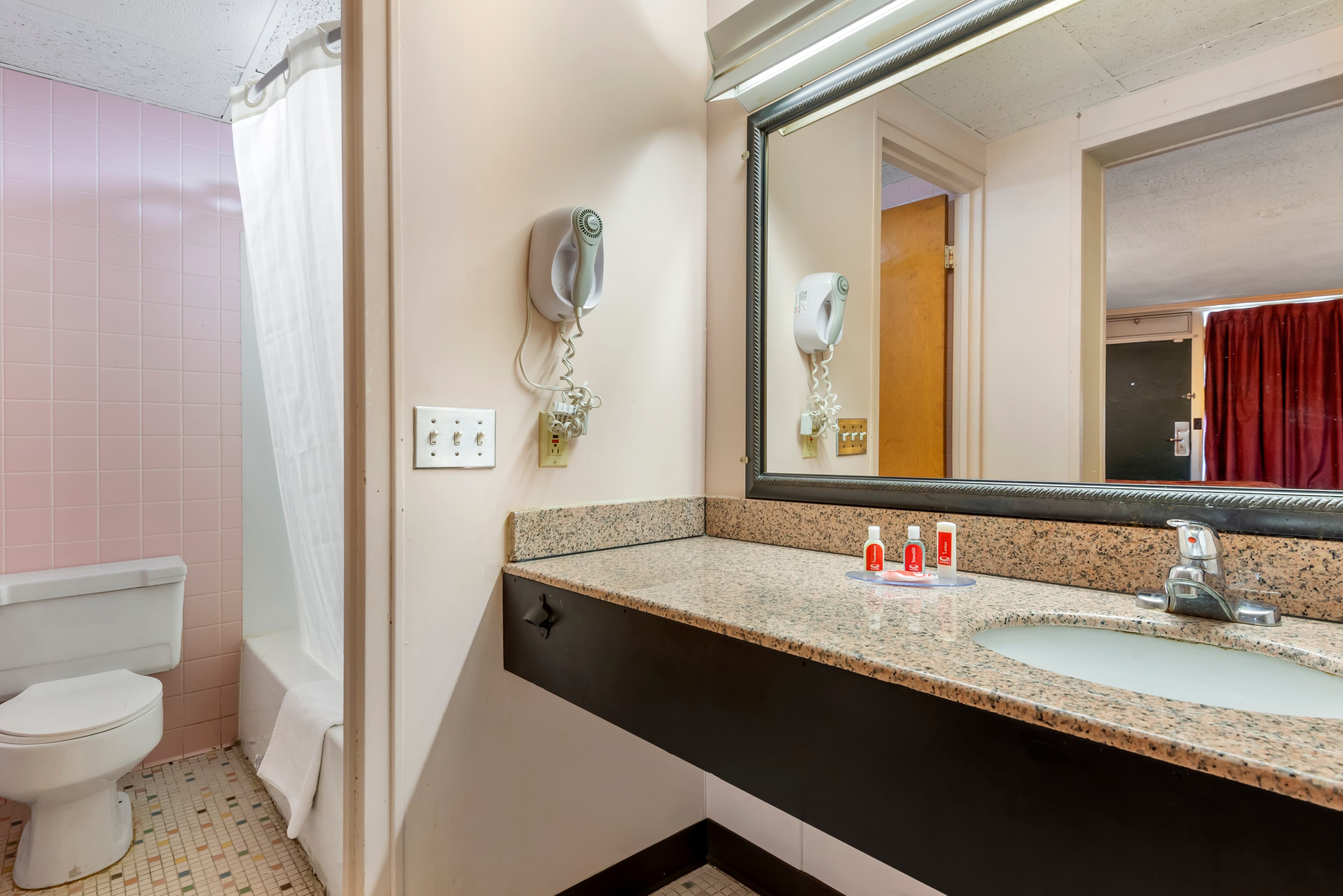 Econo Lodge Cortland Downtown — 6