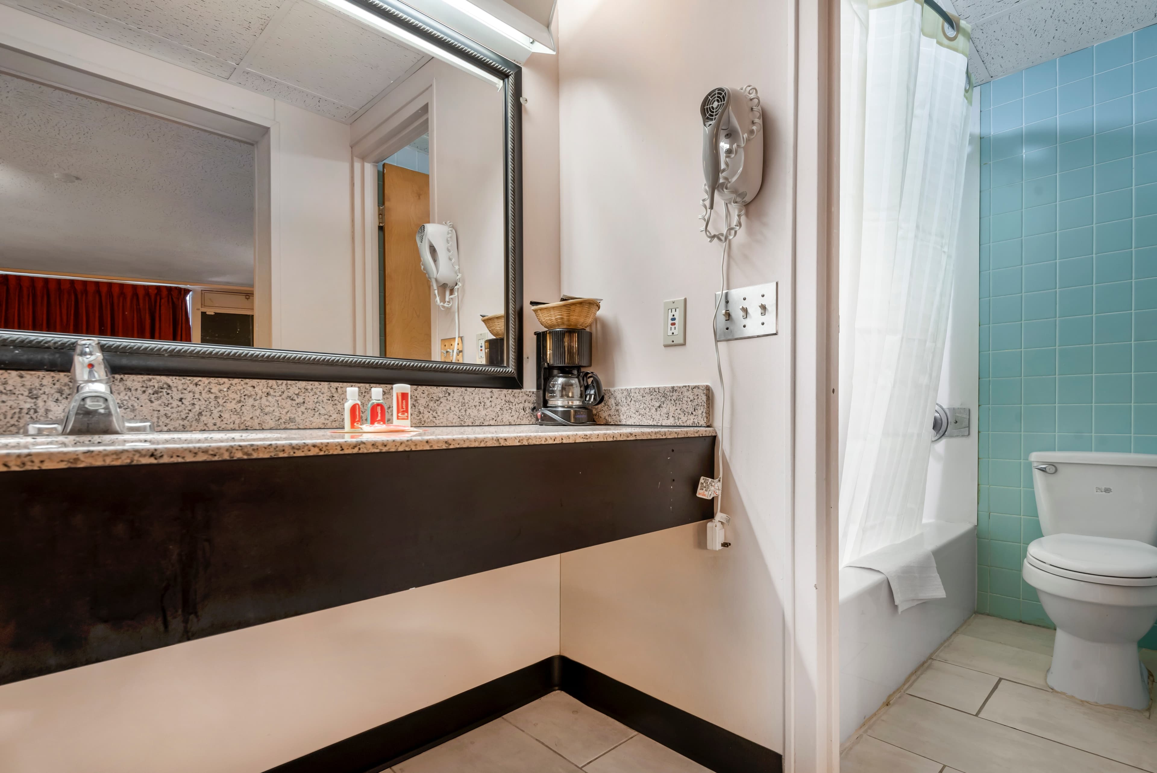 Econo Lodge Cortland Downtown — 11