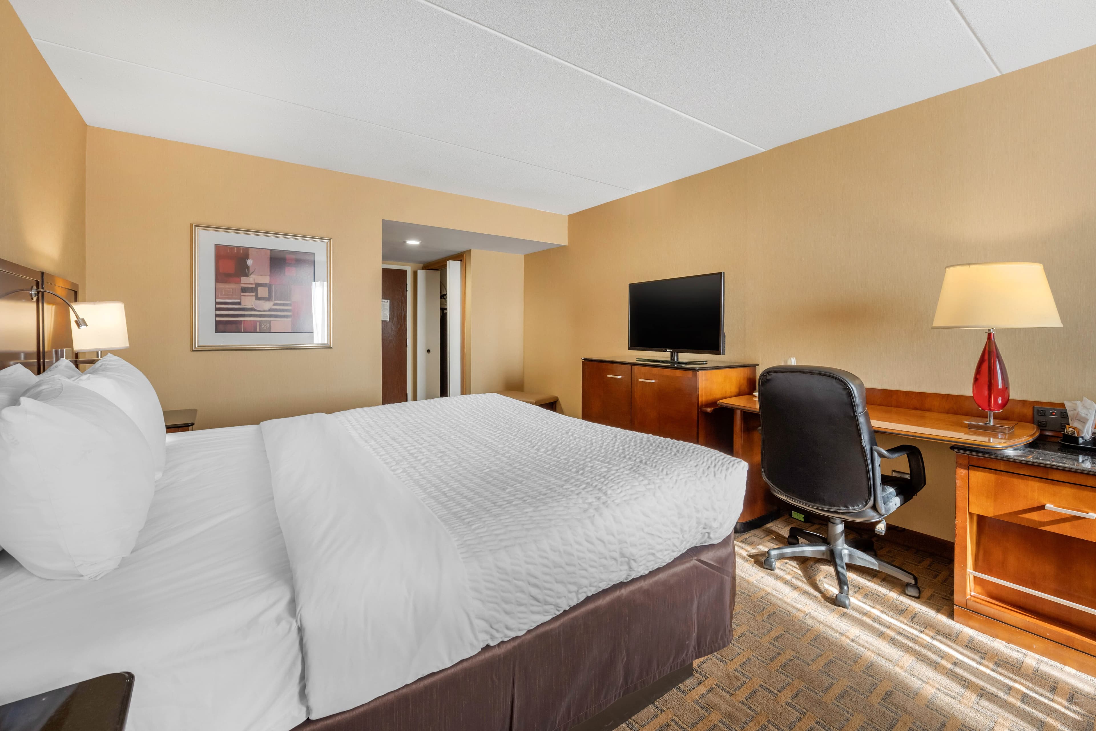 Clarion Hotel Conference Center on Lake Erie - Image 5