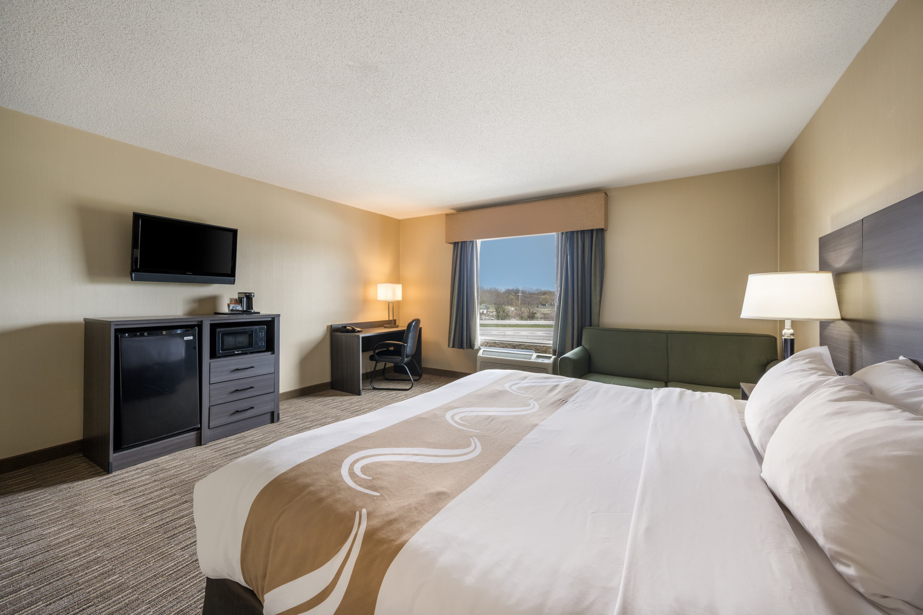 Quality Inn & Suites Fishkill South near I-84 - Image 2