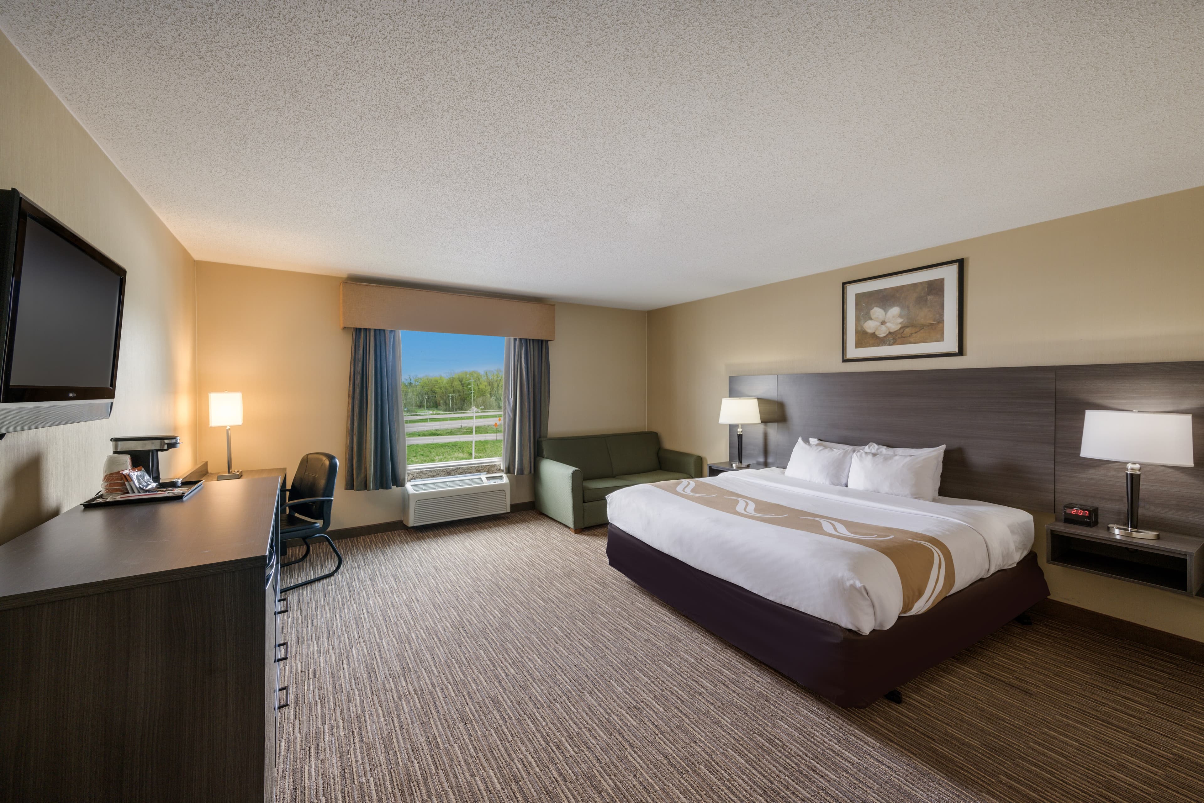 Quality Inn & Suites Fishkill South near I-84 - Image 3