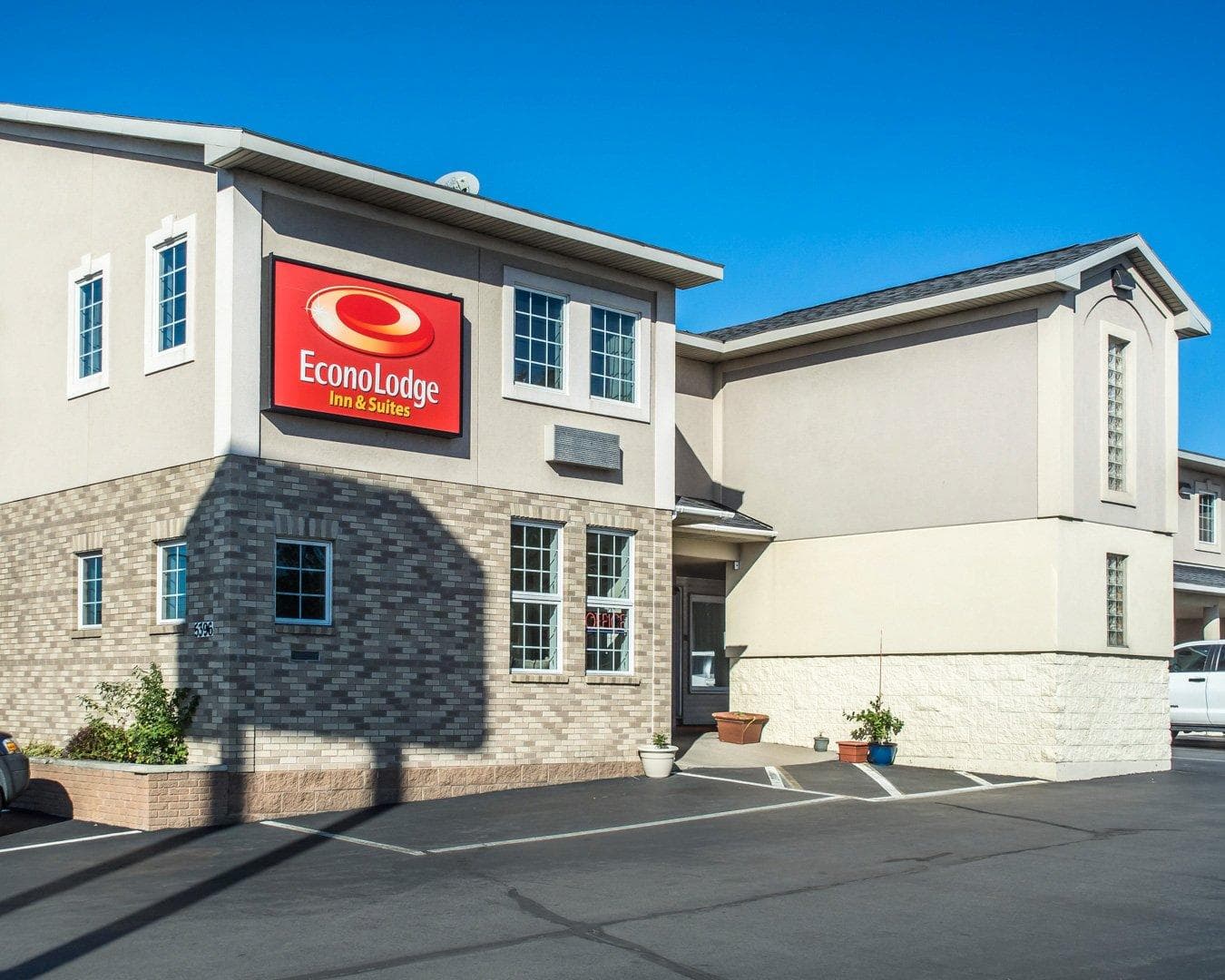 Econo Lodge Inn & Suites North Syracuse Airport - Image 1