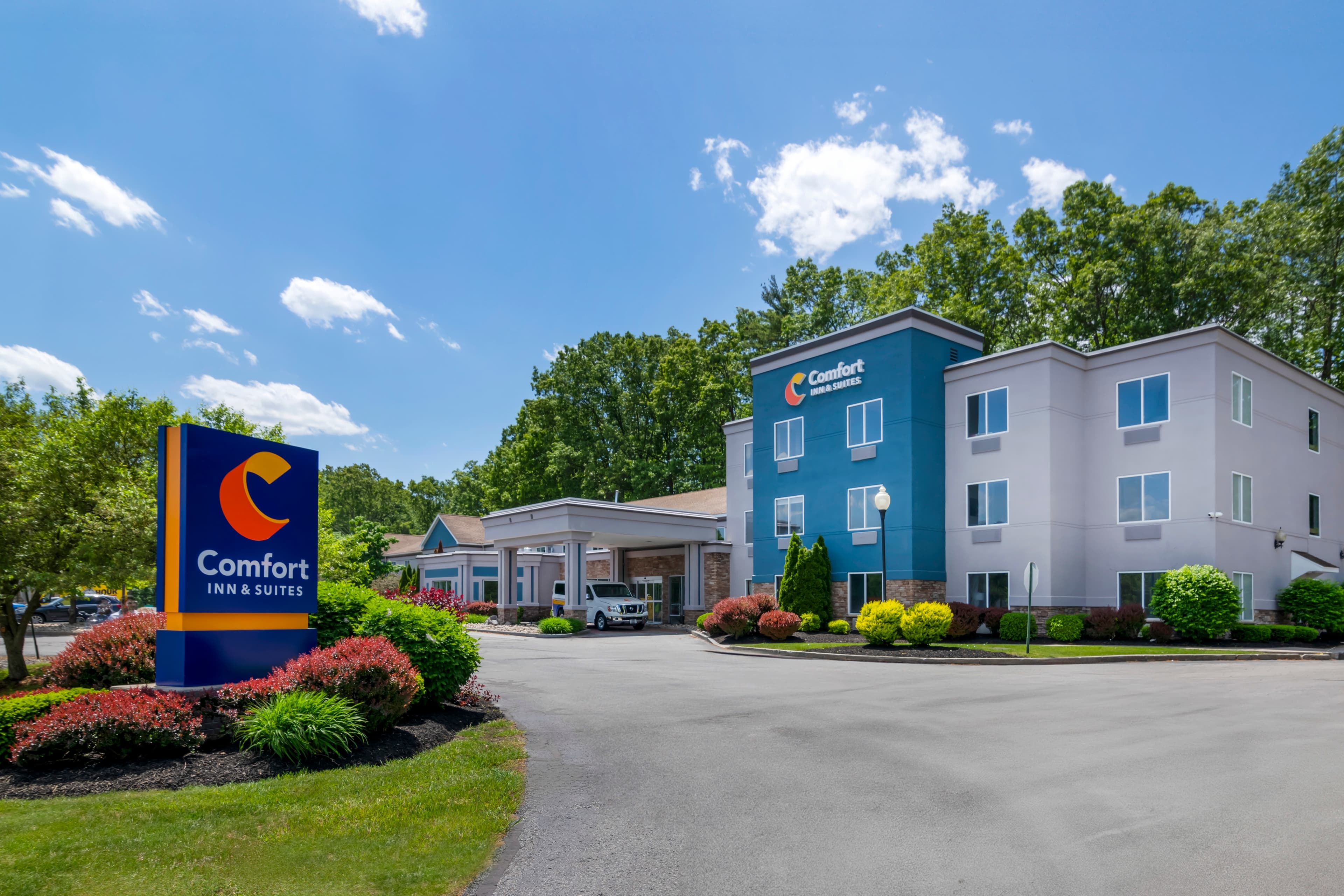 Comfort Inn & Suites Saratoga Springs - Image 1