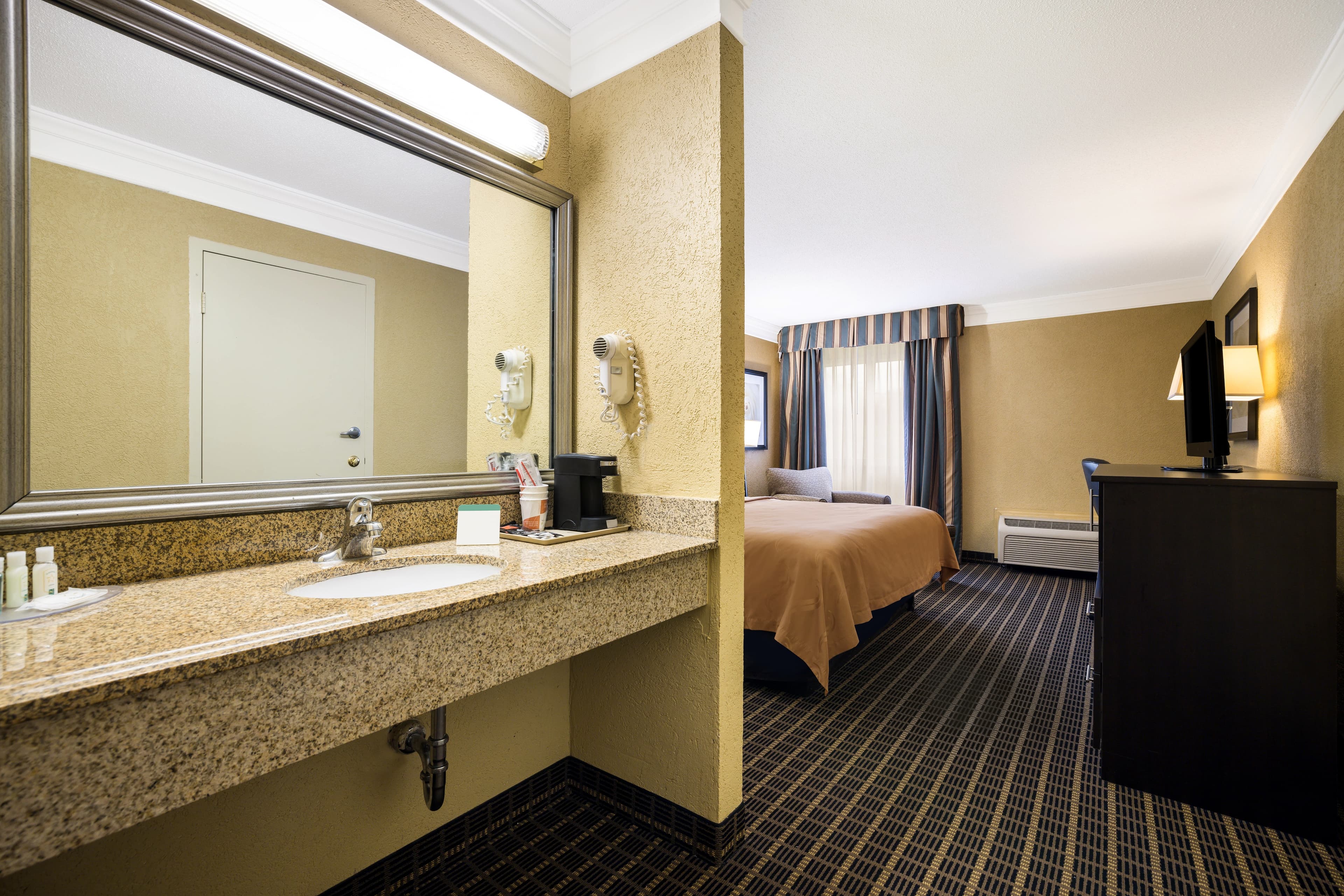 Quality Inn & Suites Syracuse Fairgrounds - Image 2