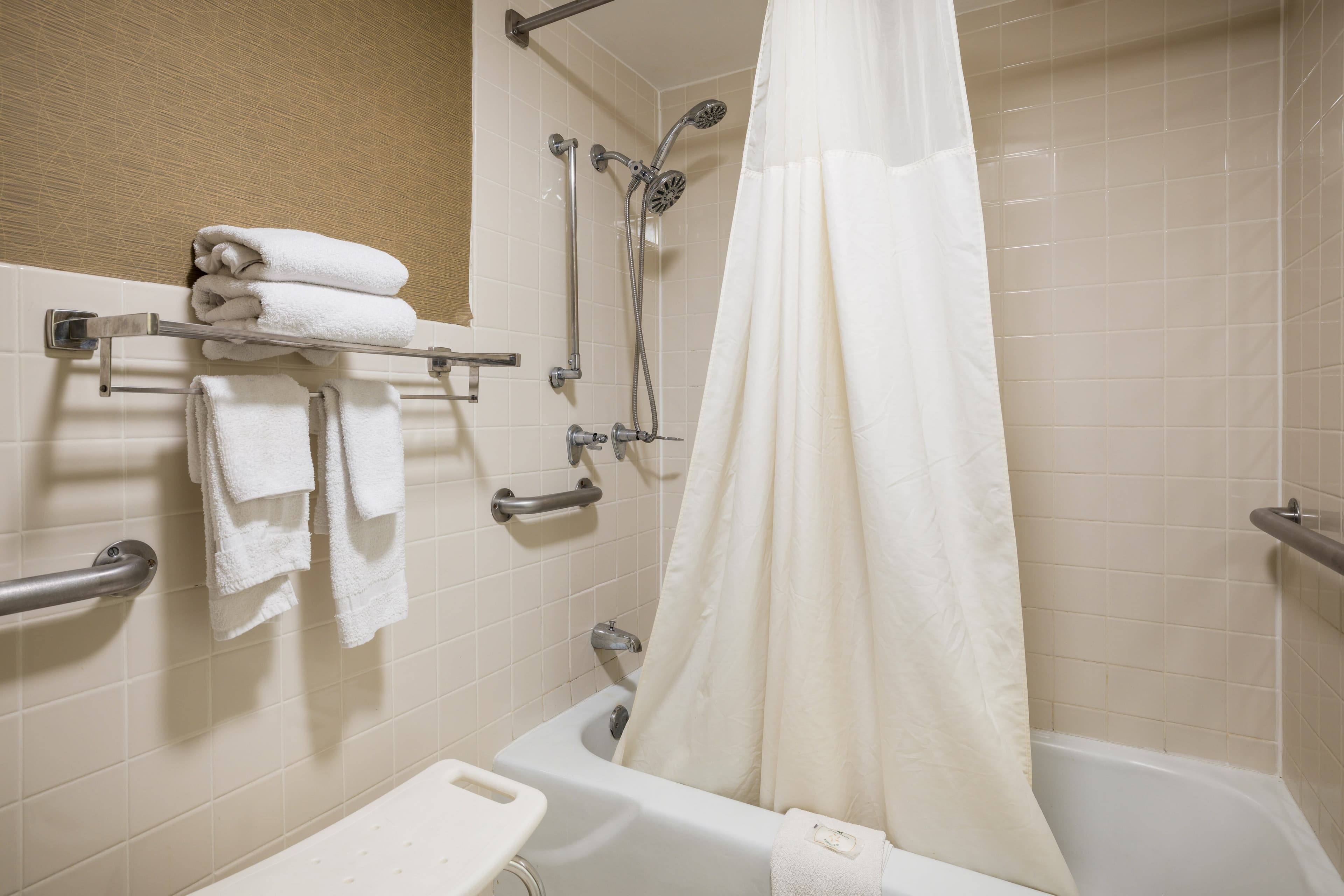 Quality Inn & Suites Syracuse Fairgrounds — 6