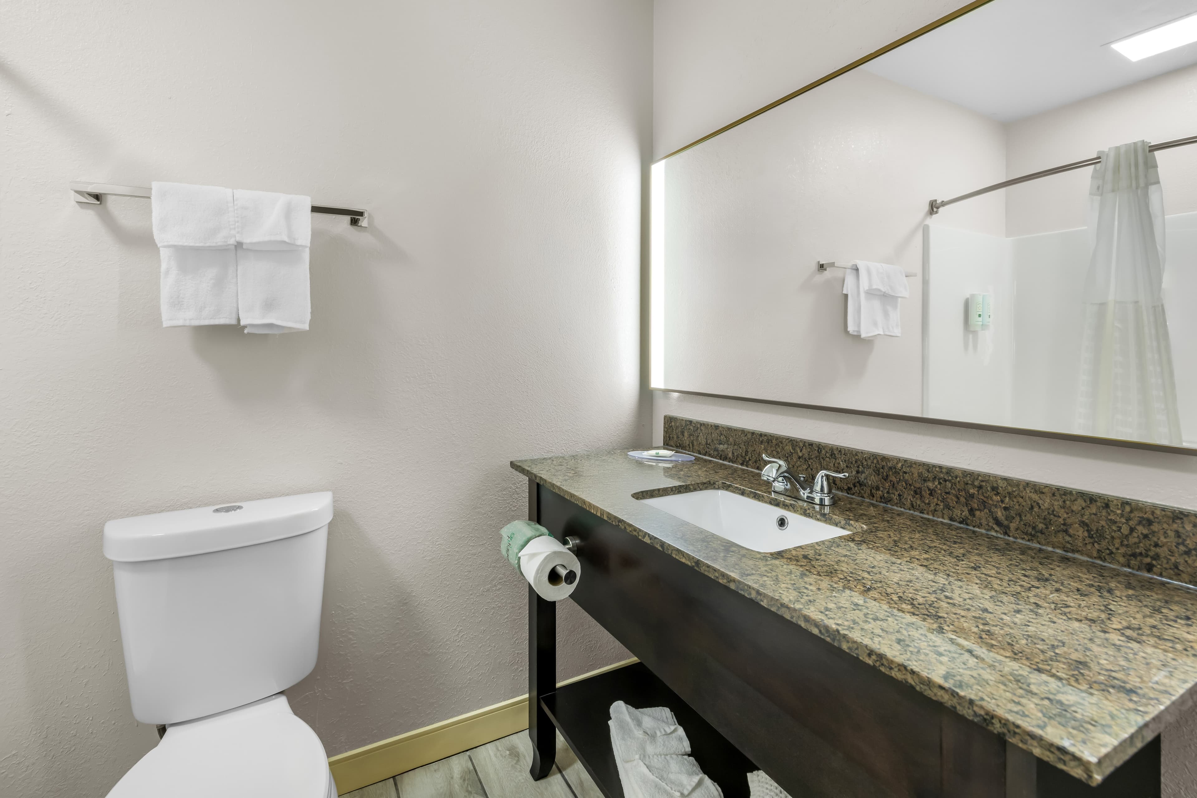 Quality Inn Brewerton - Syracuse Oneida Lake Area — 12