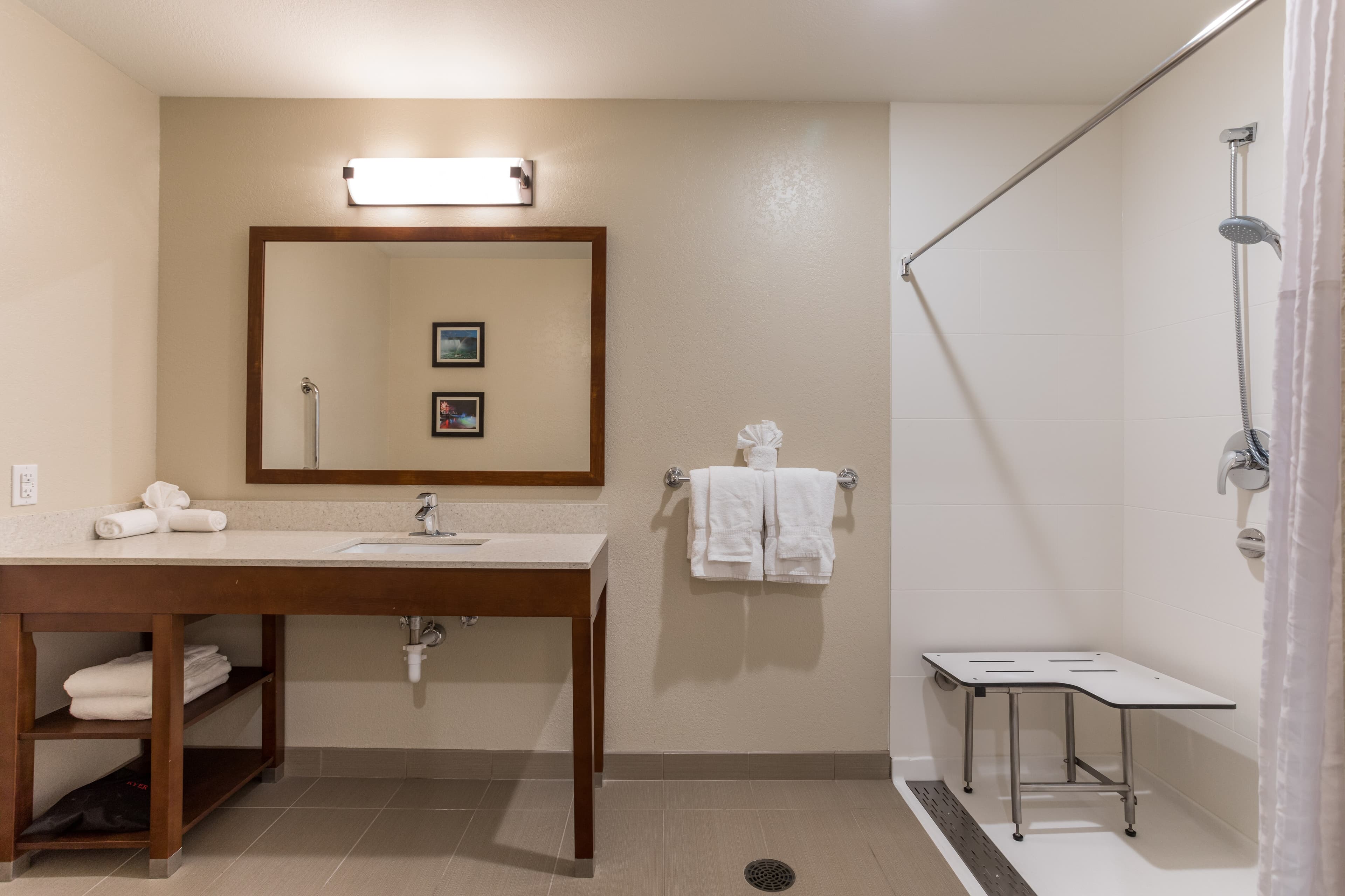 Comfort Inn & Suites Niagara Falls Blvd USA - Image 4