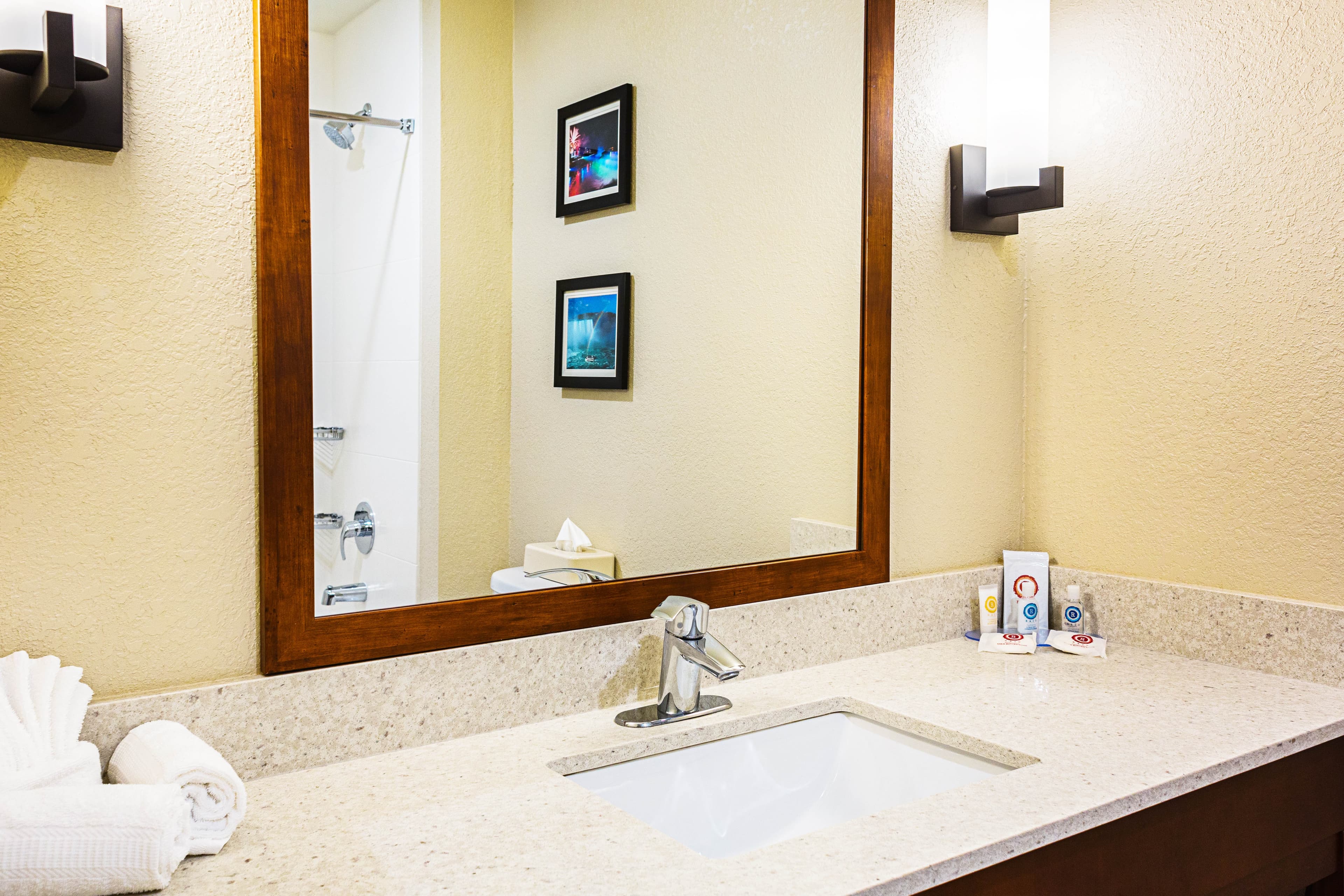 Comfort Inn & Suites Niagara Falls Blvd USA — 9
