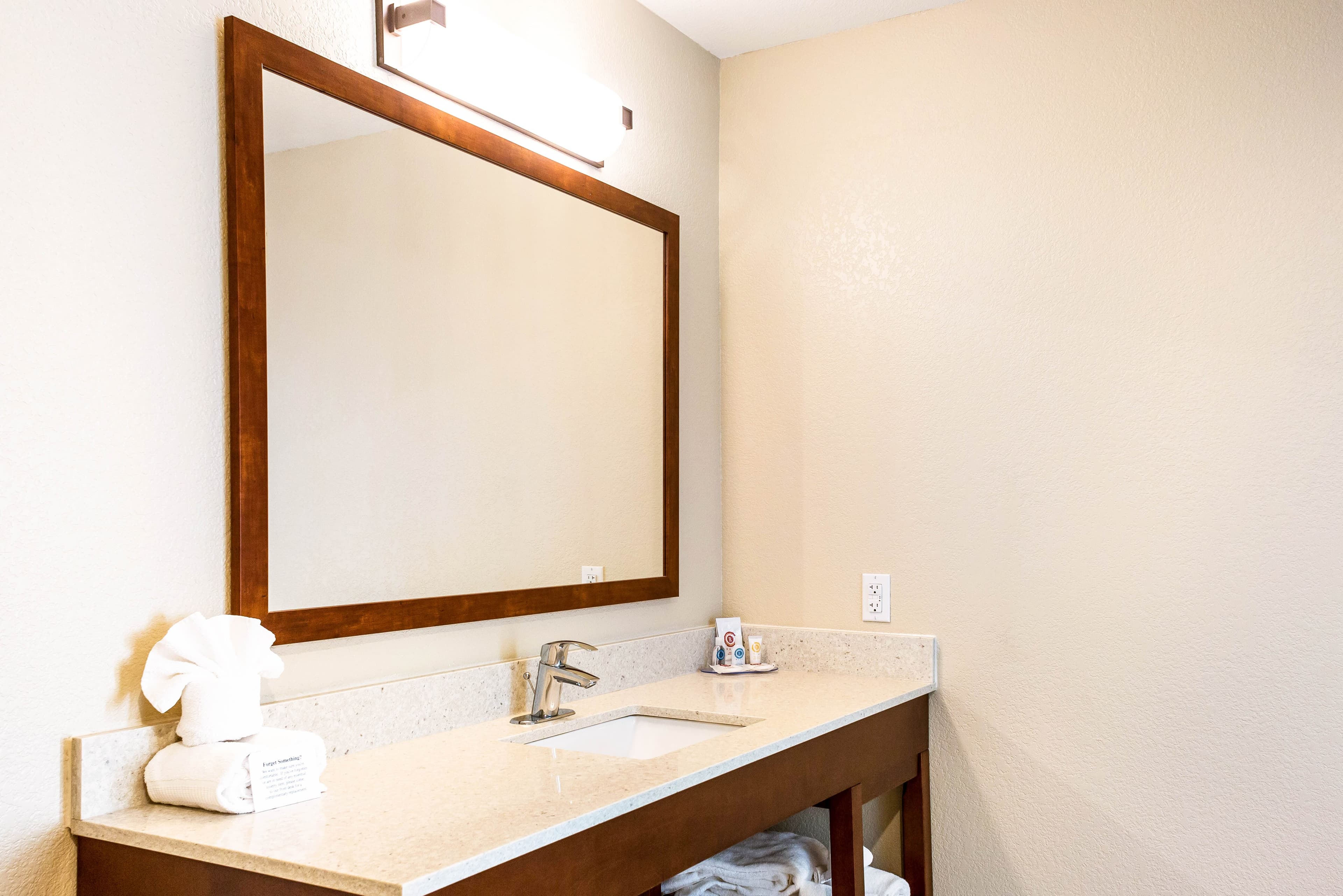 Comfort Inn & Suites Niagara Falls Blvd USA — 12
