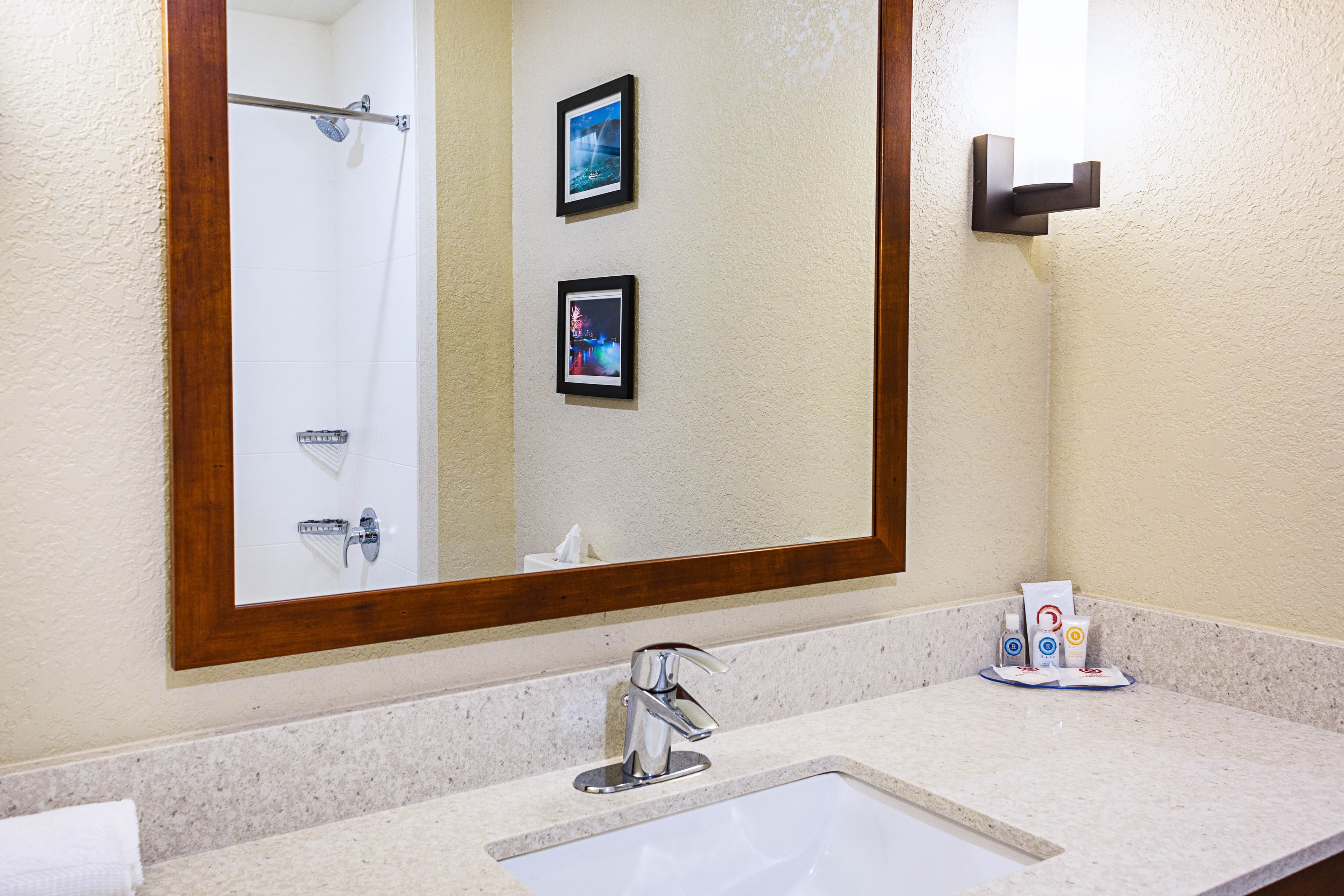 Comfort Inn & Suites Niagara Falls Blvd USA — 17