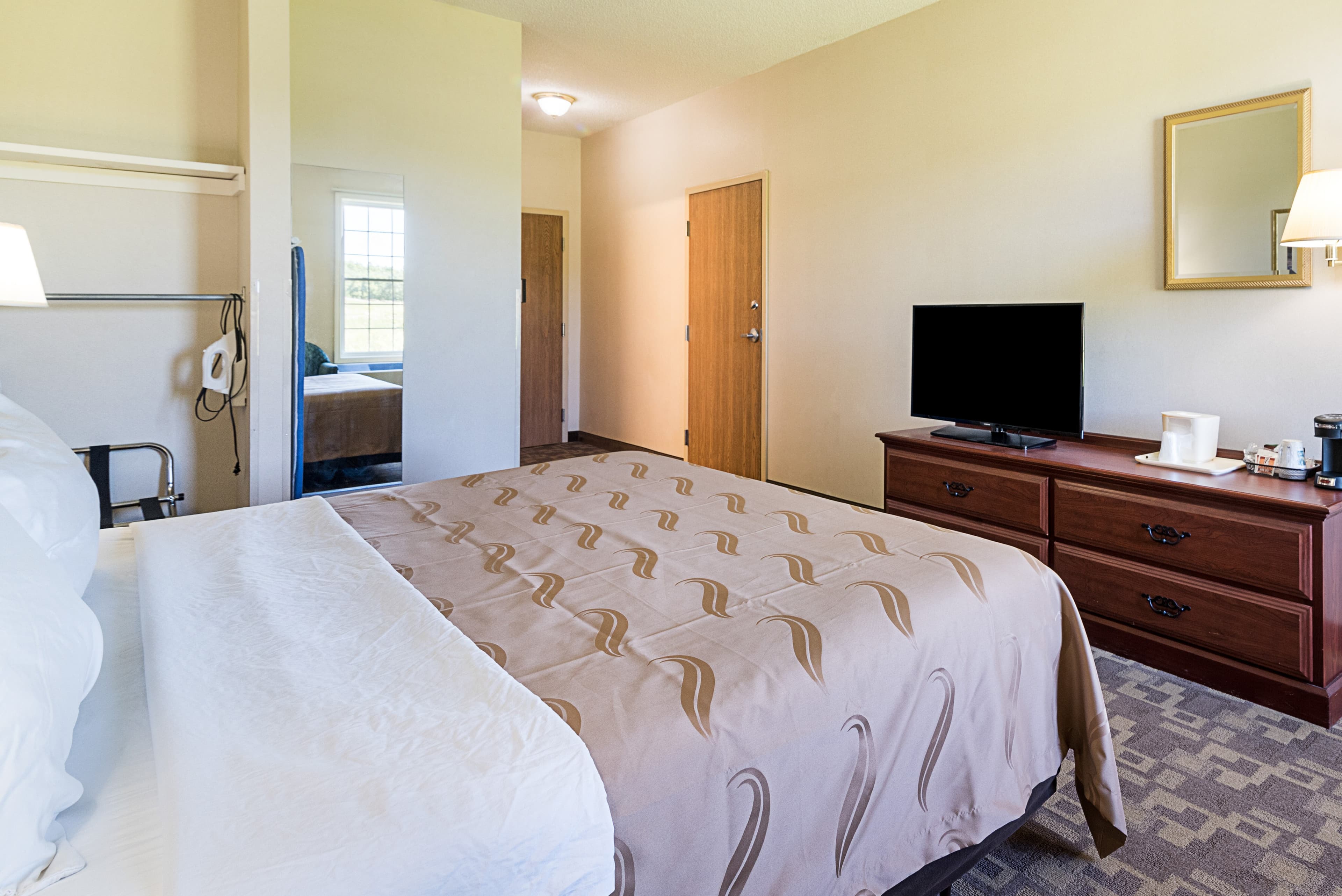 Quality Inn & Suites Schoharie near Howe Caverns - Image 4