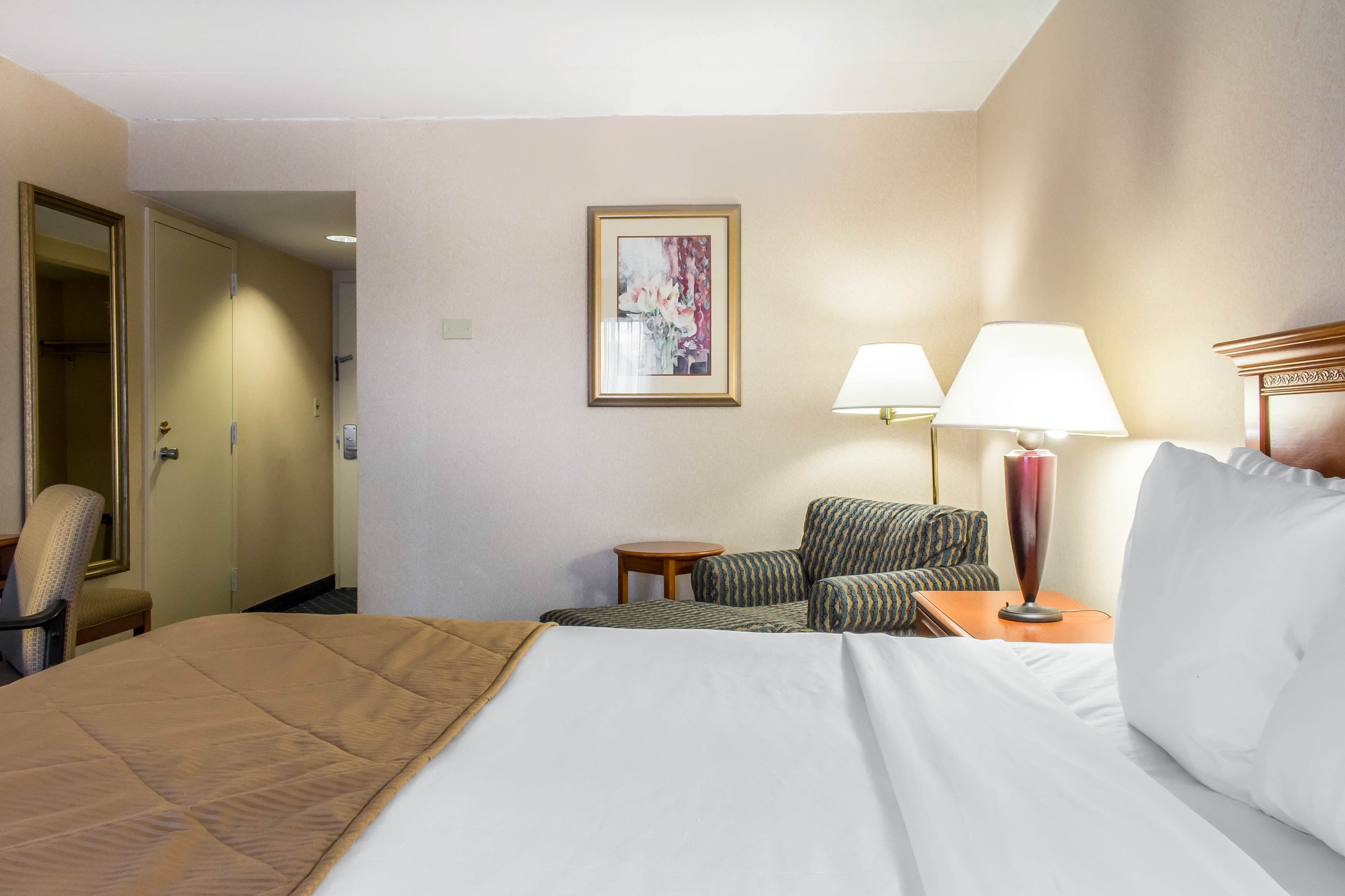 Clarion Hotel & Conference Center Ronkonkoma MacArthur Airport - Image 3