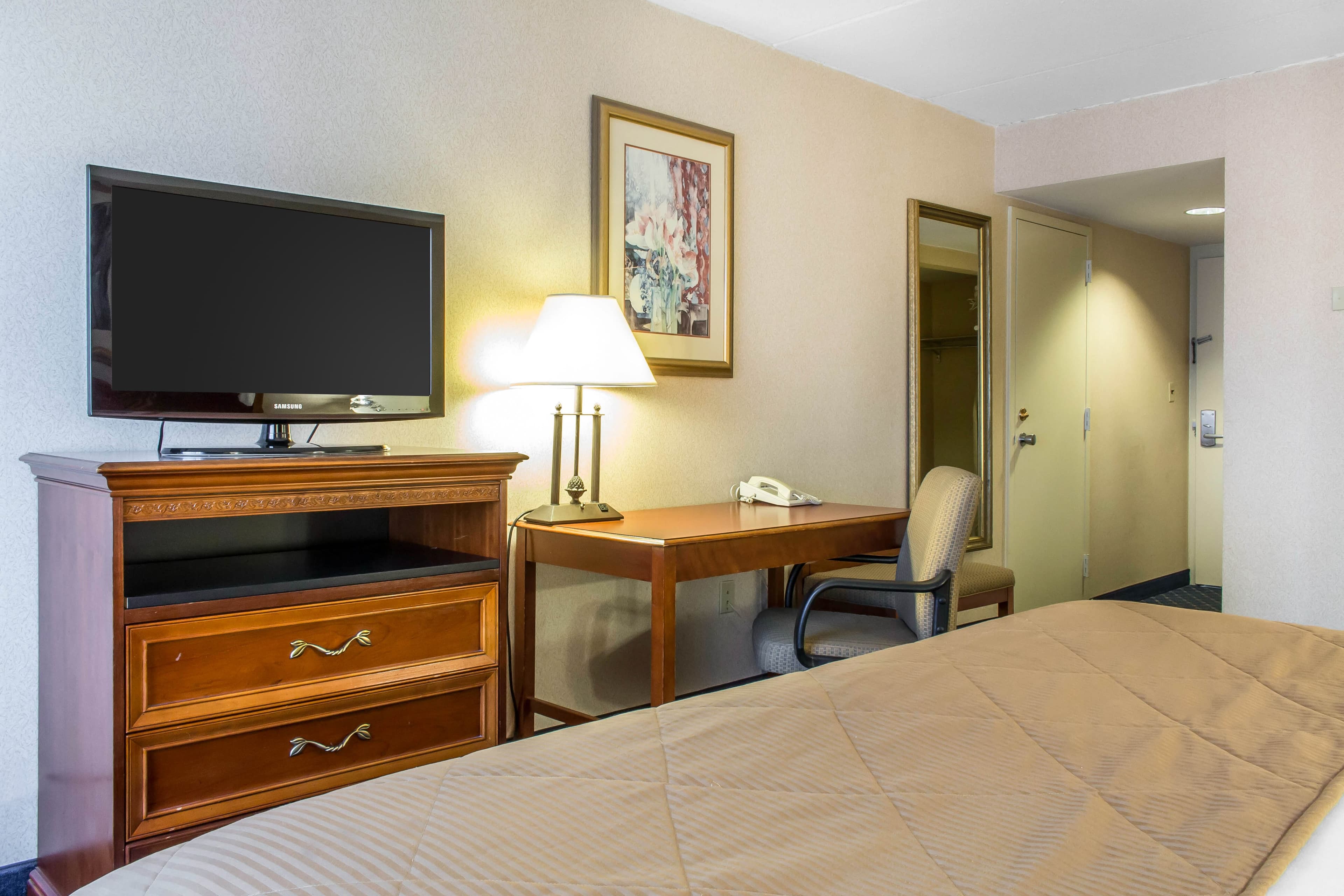 Clarion Hotel & Conference Center Ronkonkoma MacArthur Airport - Image 4