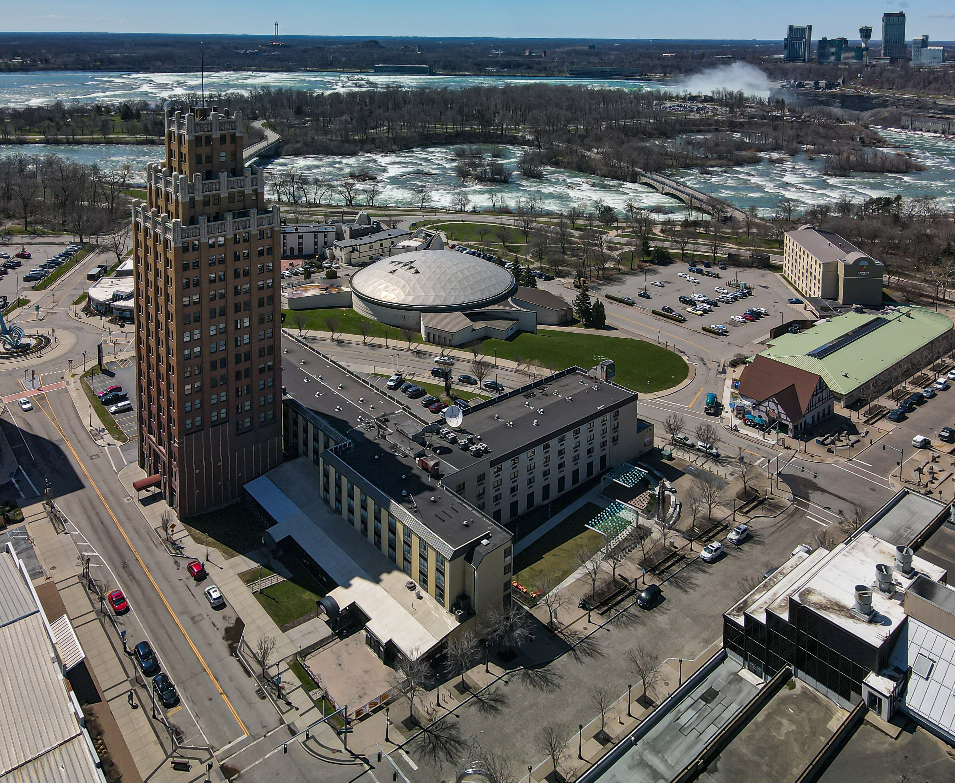 Quality Hotel & Suites At The Falls - Image 1