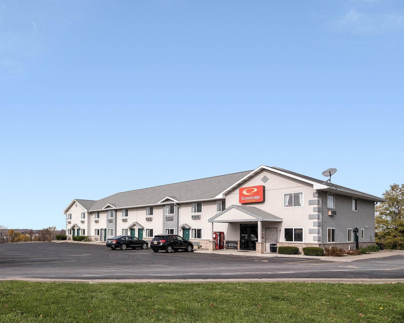 Econo Lodge Inn & Suites Canandaigua - Fingers Lake Area - Image 1