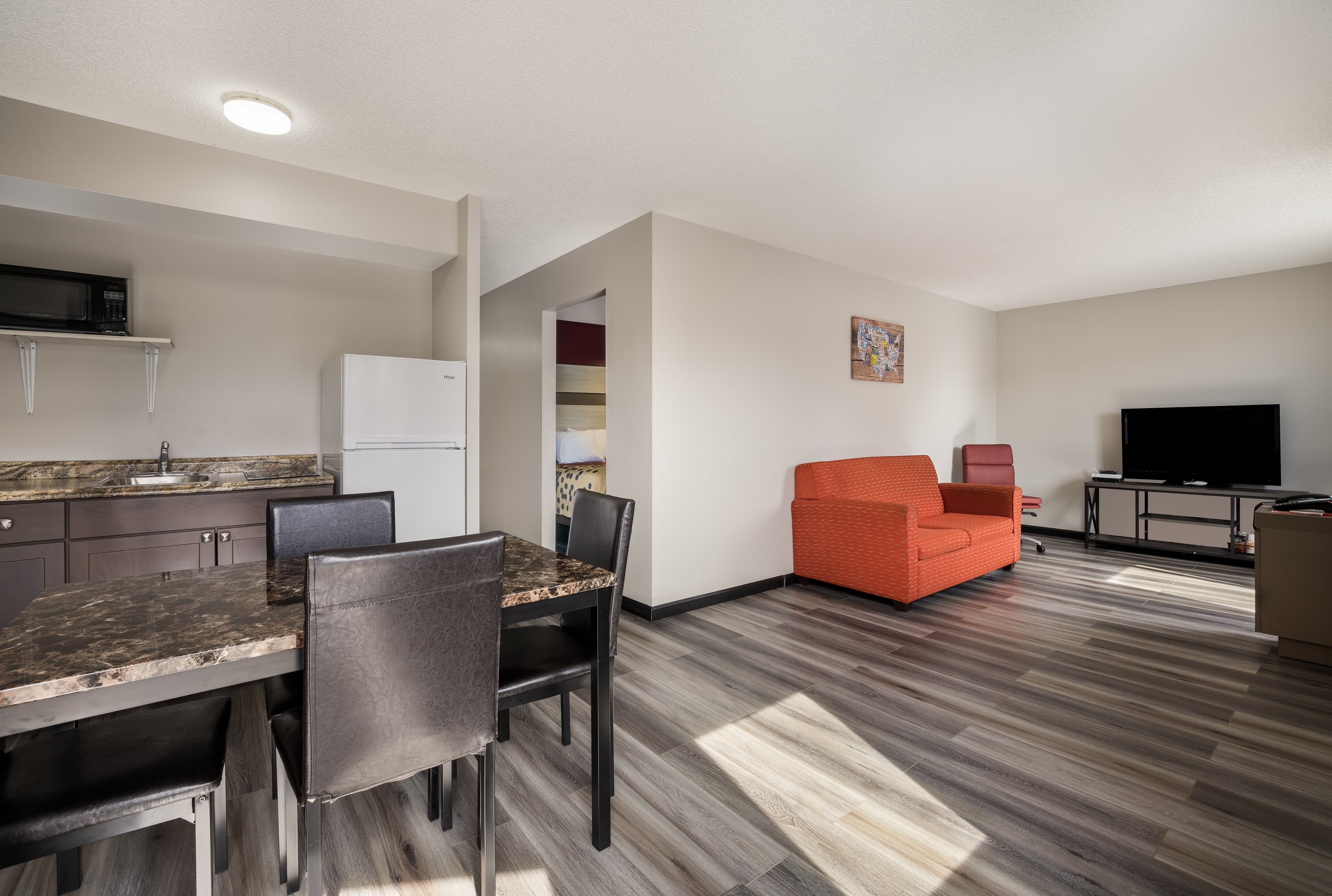 Econo Lodge Inn & Suites Canandaigua - Fingers Lake Area - Image 2