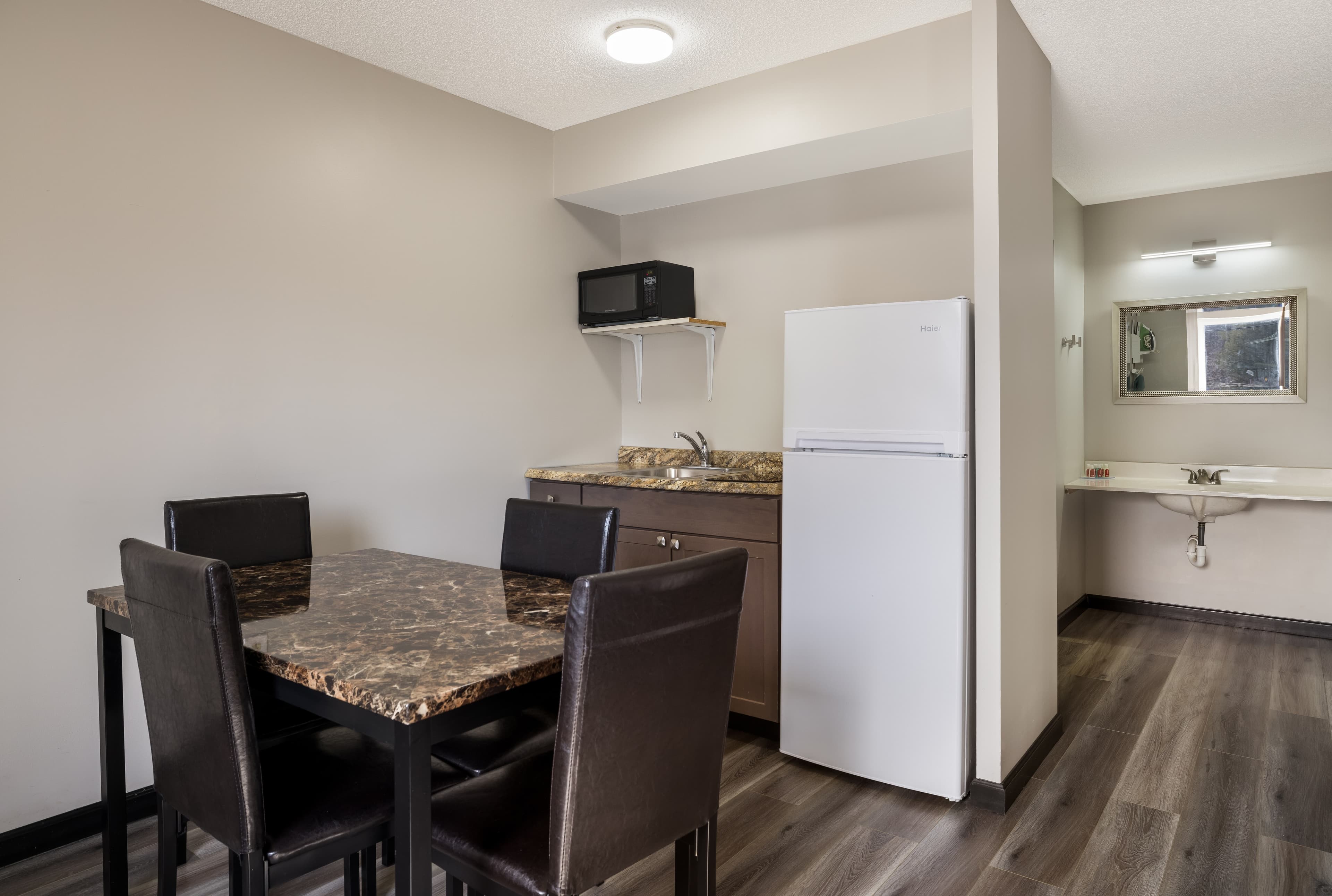 Econo Lodge Inn & Suites Canandaigua - Fingers Lake Area - Image 3
