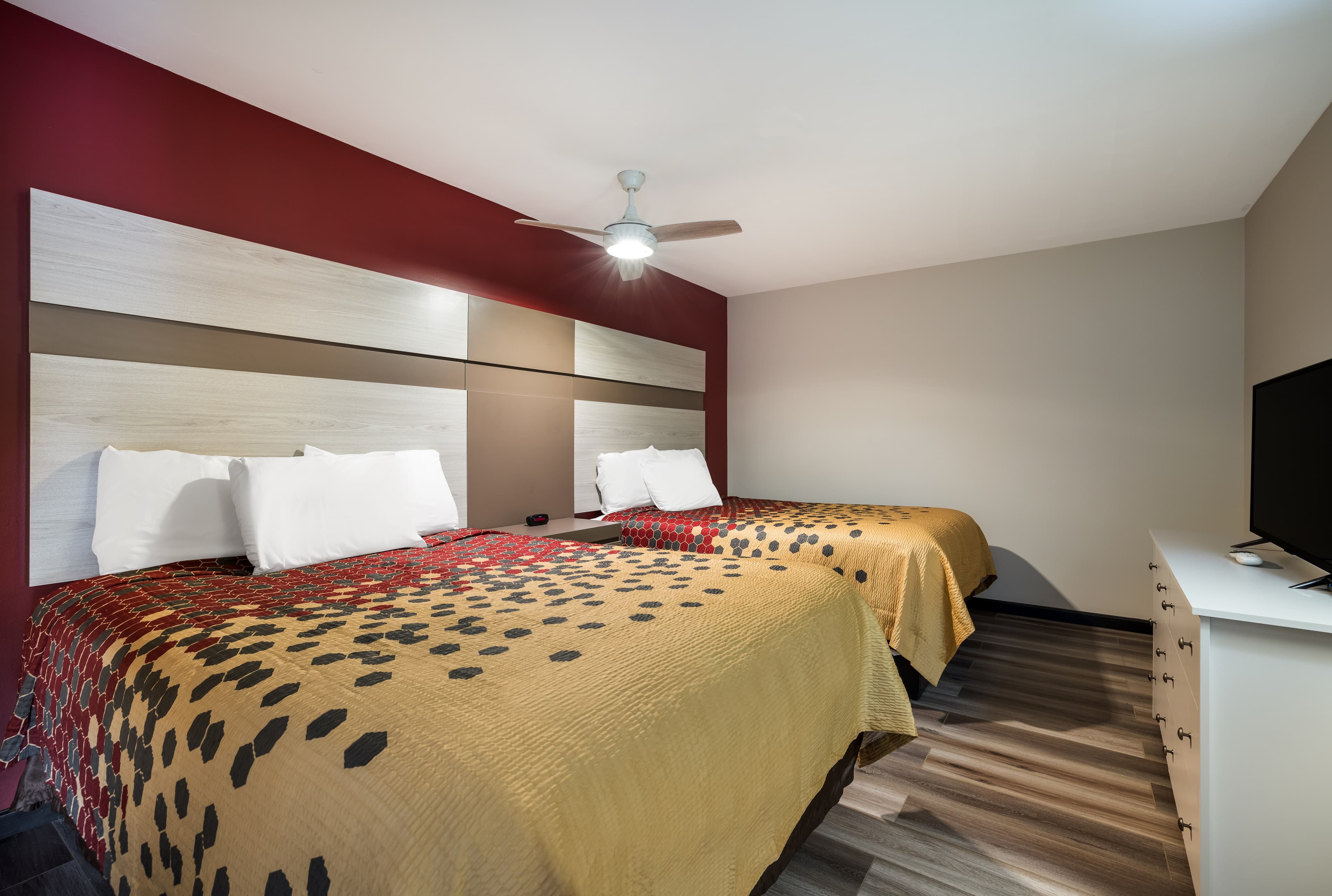 Econo Lodge Inn & Suites Canandaigua - Fingers Lake Area - Image 4
