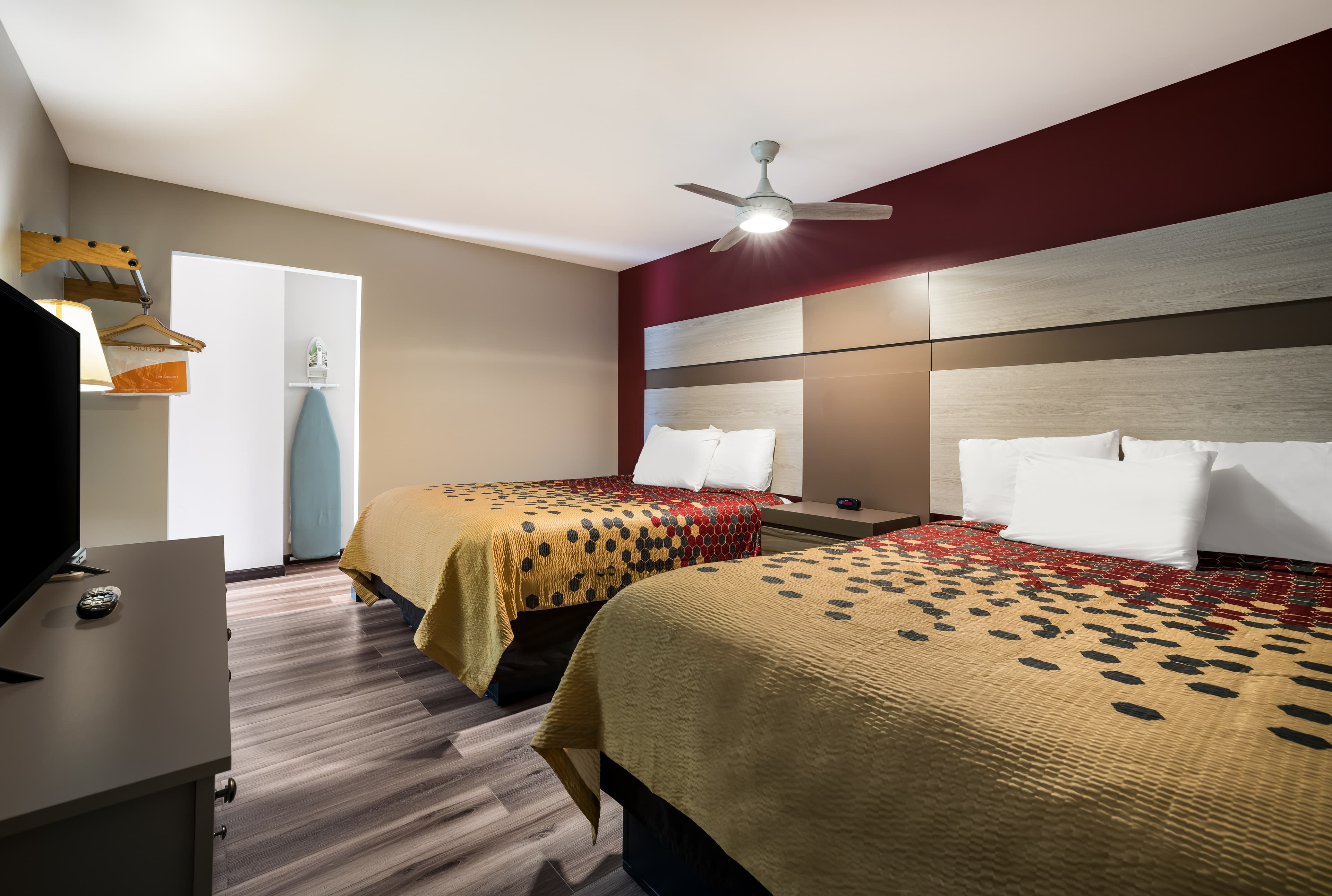 Econo Lodge Inn & Suites Canandaigua - Fingers Lake Area - Image 5