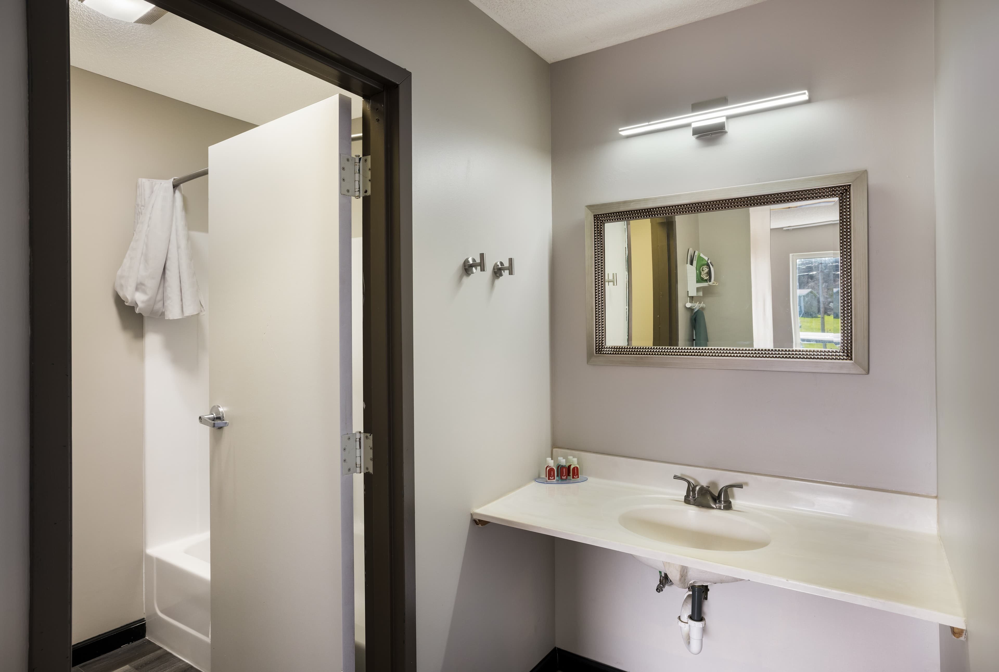 Econo Lodge Inn & Suites Canandaigua - Fingers Lake Area — 6