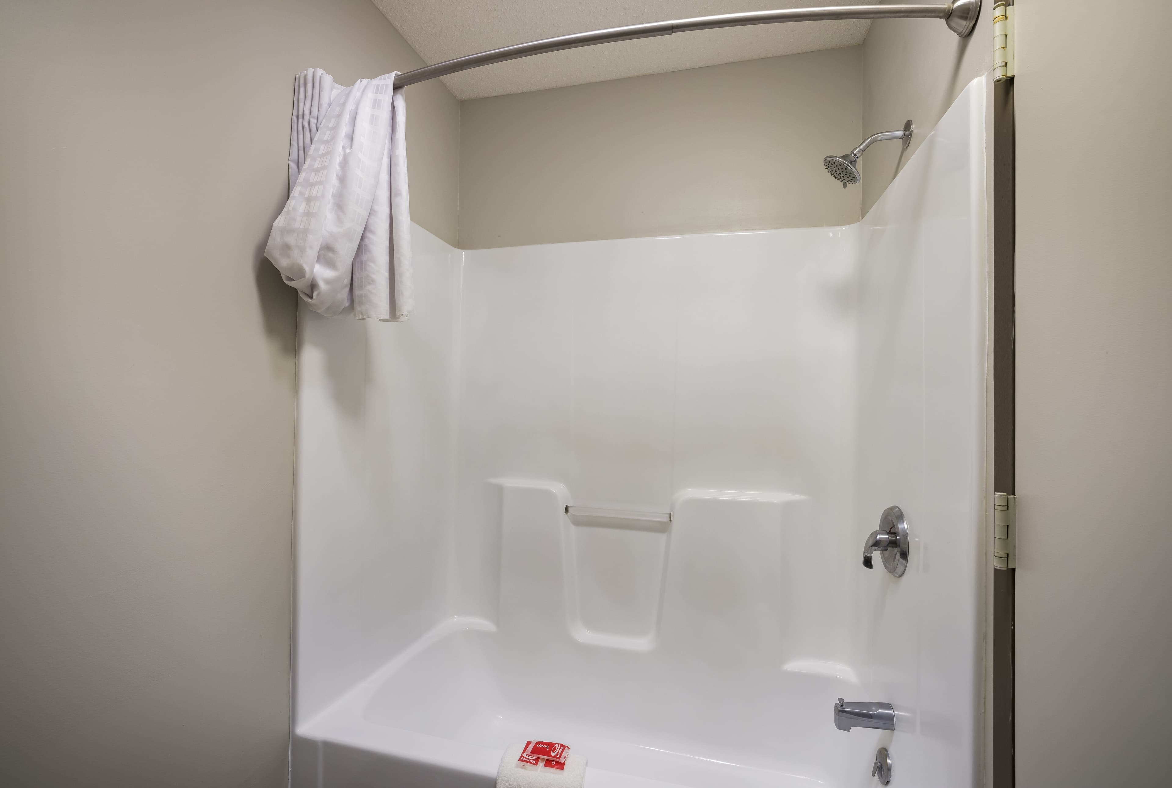 Econo Lodge Inn & Suites Canandaigua - Fingers Lake Area — 7
