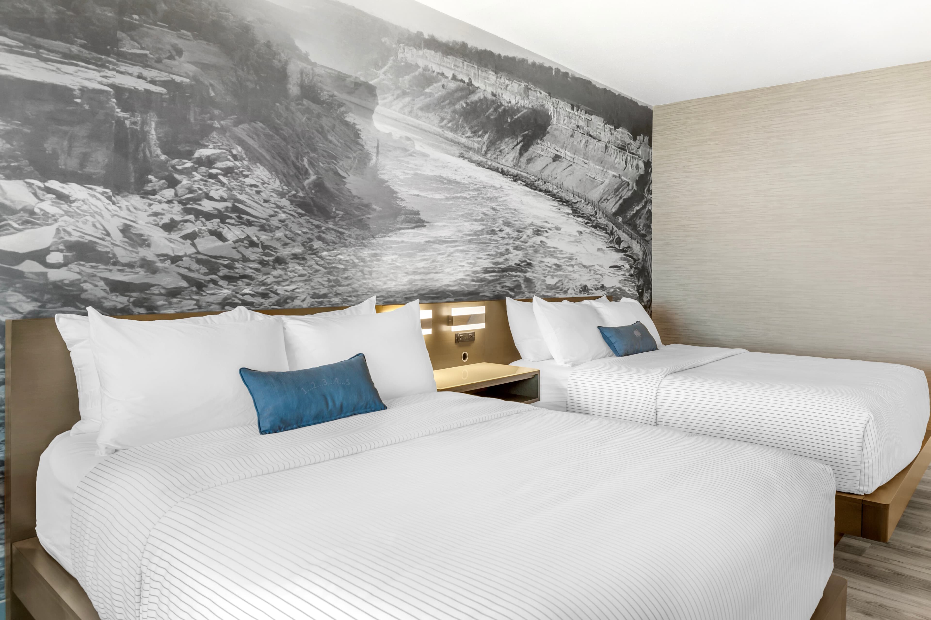 Cambria Hotel Niagara Falls — 24