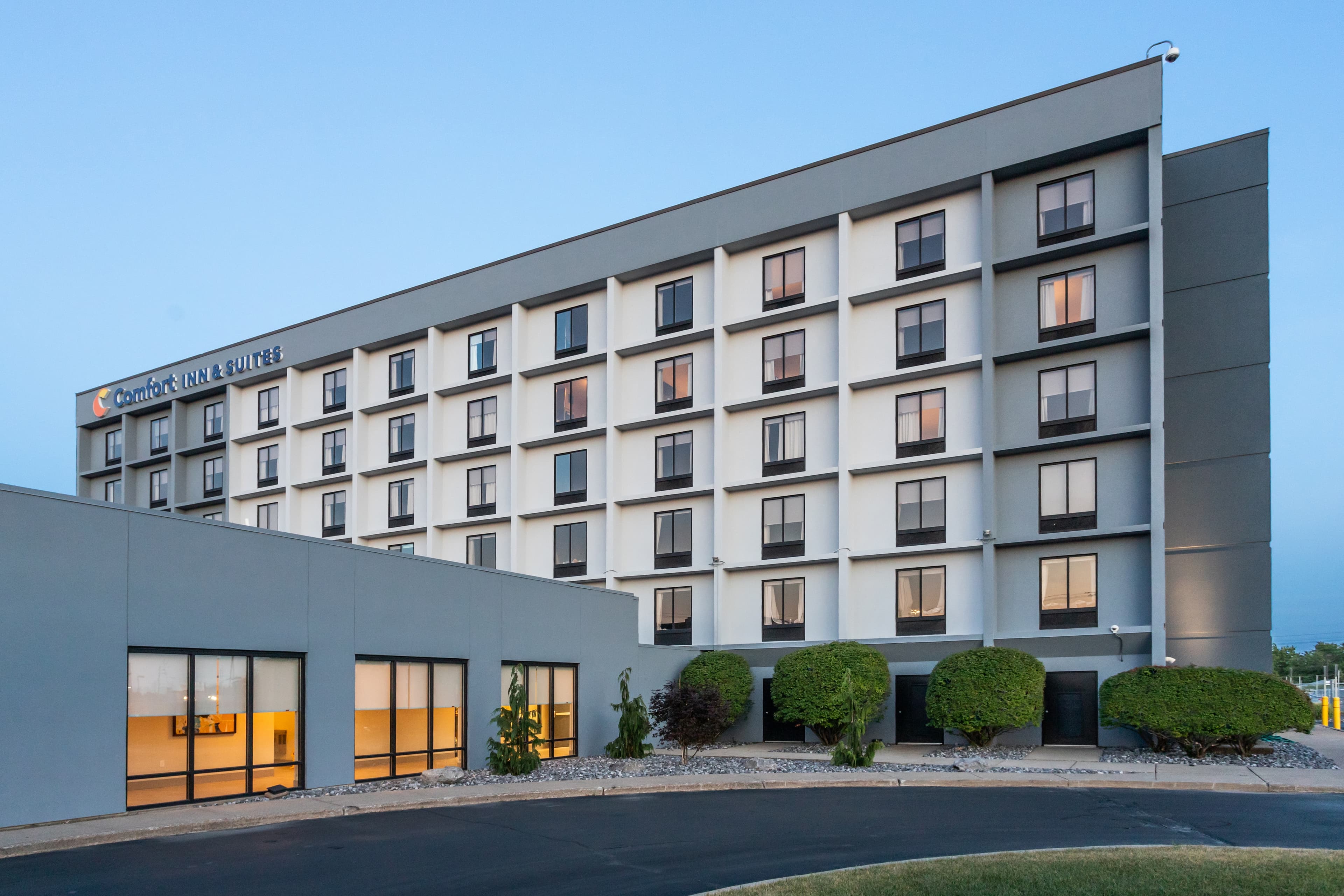 Comfort Inn & Suites Buffalo Airport - Image 1