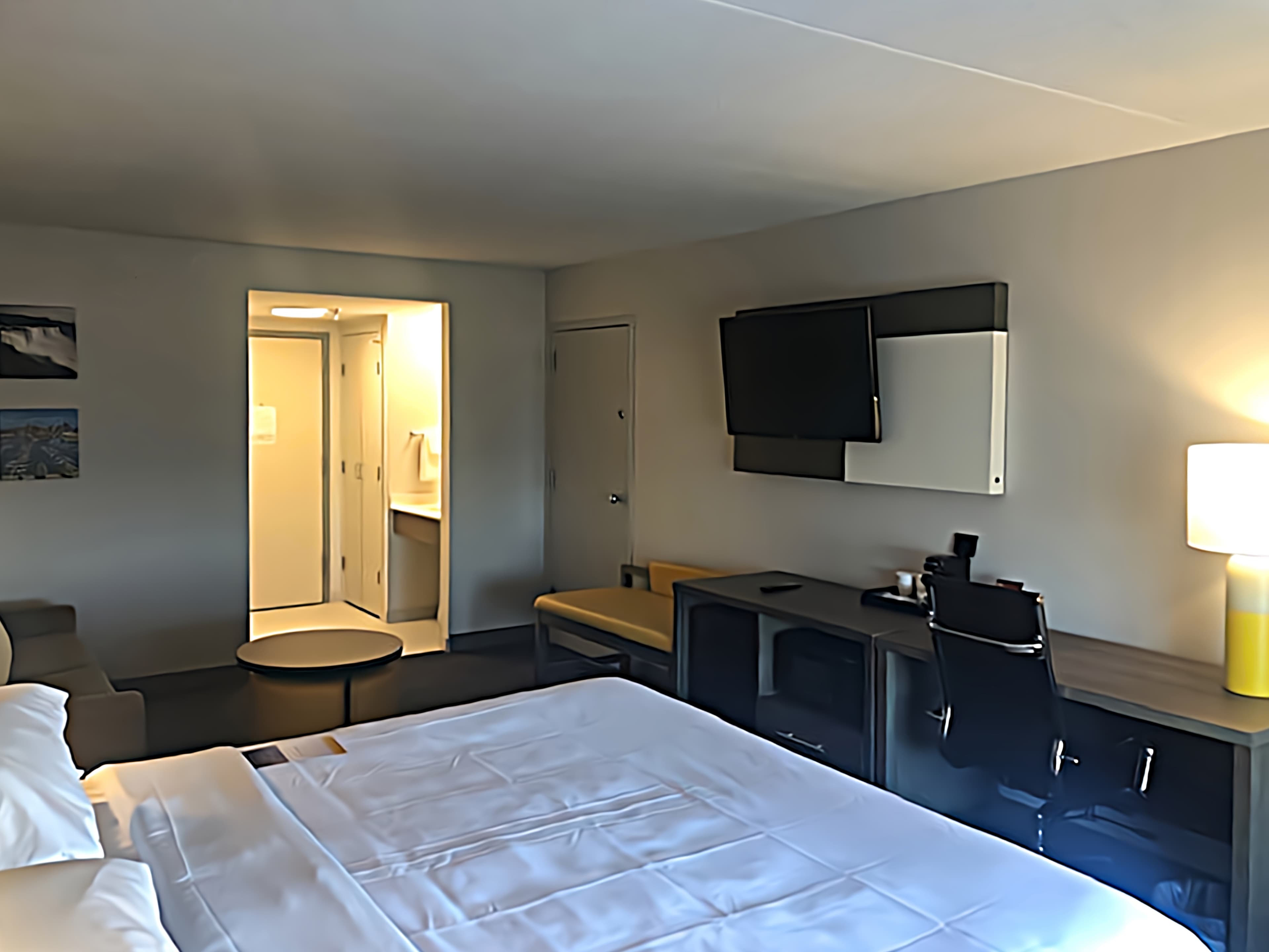 Comfort Inn & Suites Buffalo Airport - Image 2