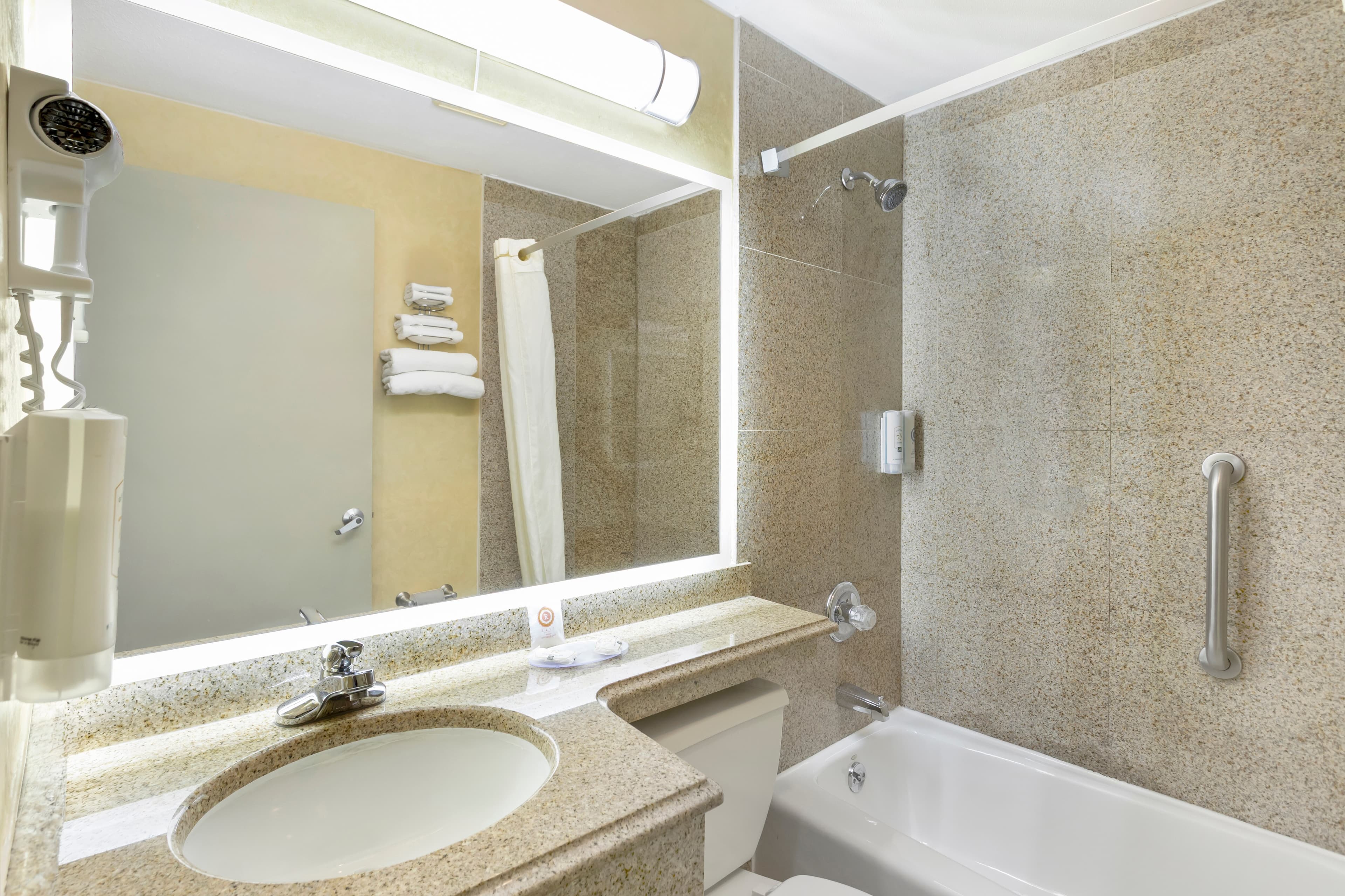 Quality Inn JFK Airport Rockaway Blvd - Image 5