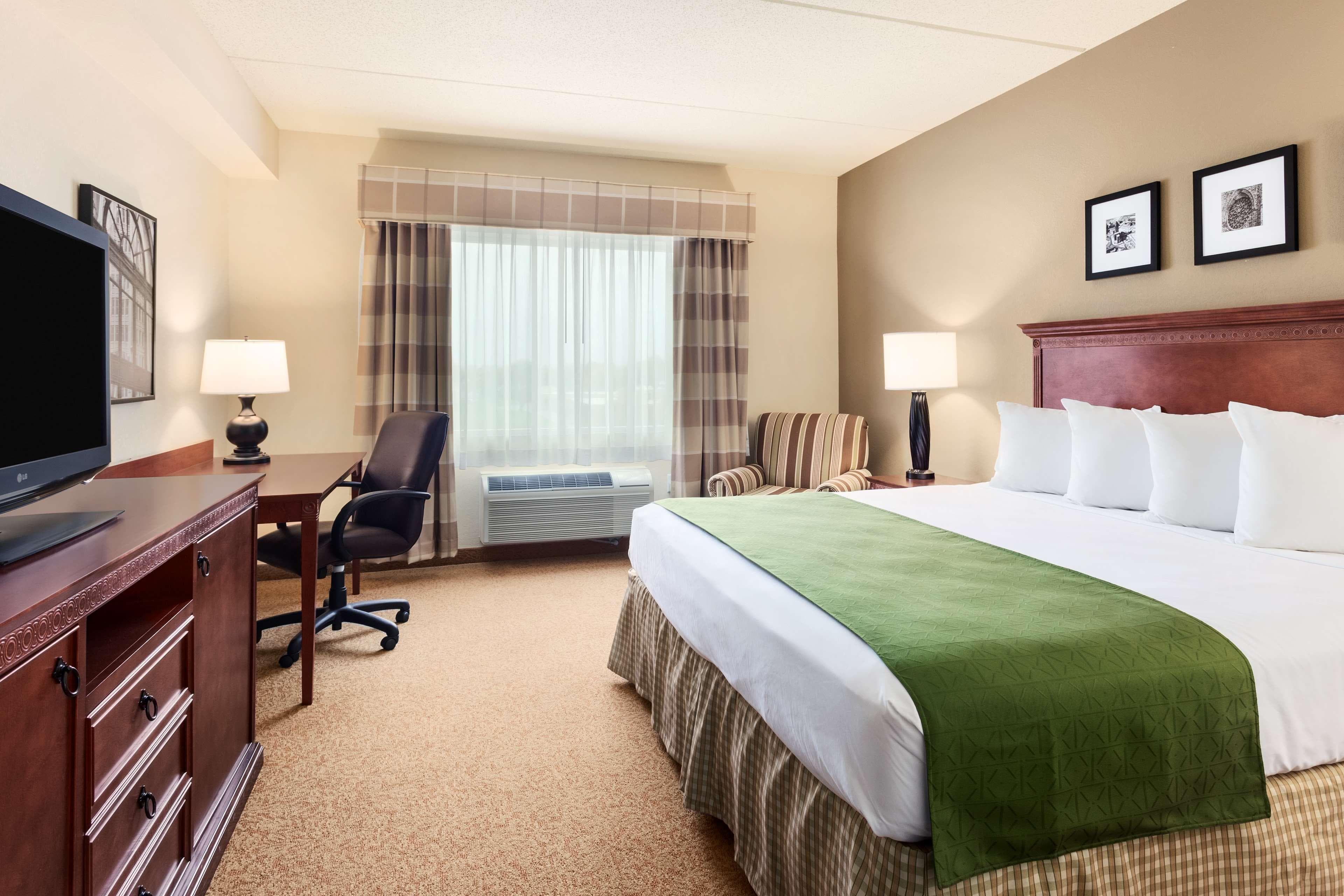 Country Inn & Suites by Radisson, Buffalo South I-90, NY - Image 2