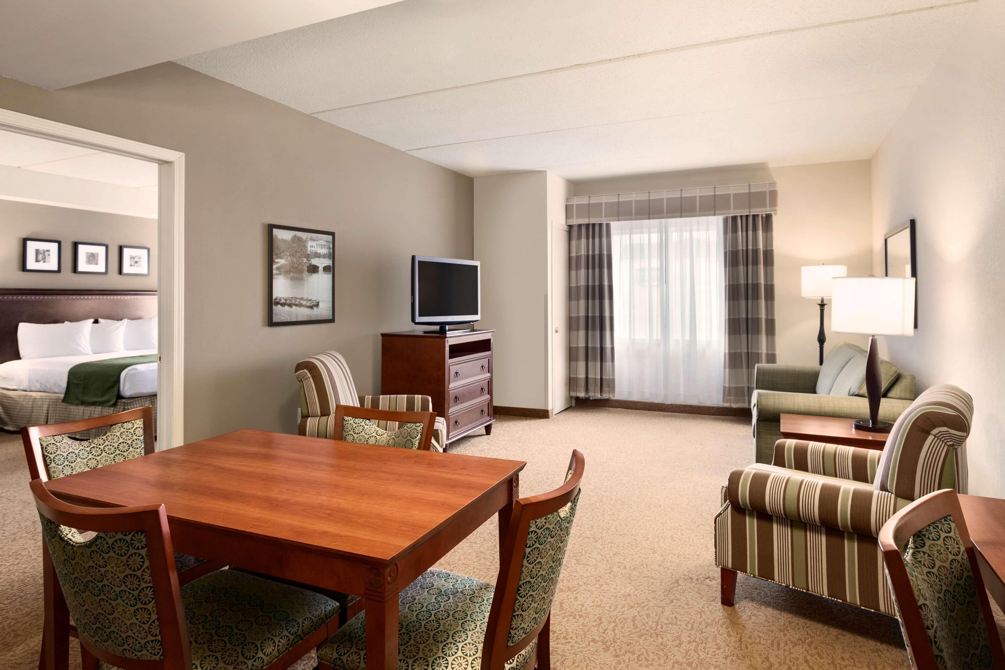 Country Inn & Suites by Radisson, Buffalo South I-90, NY - Image 5