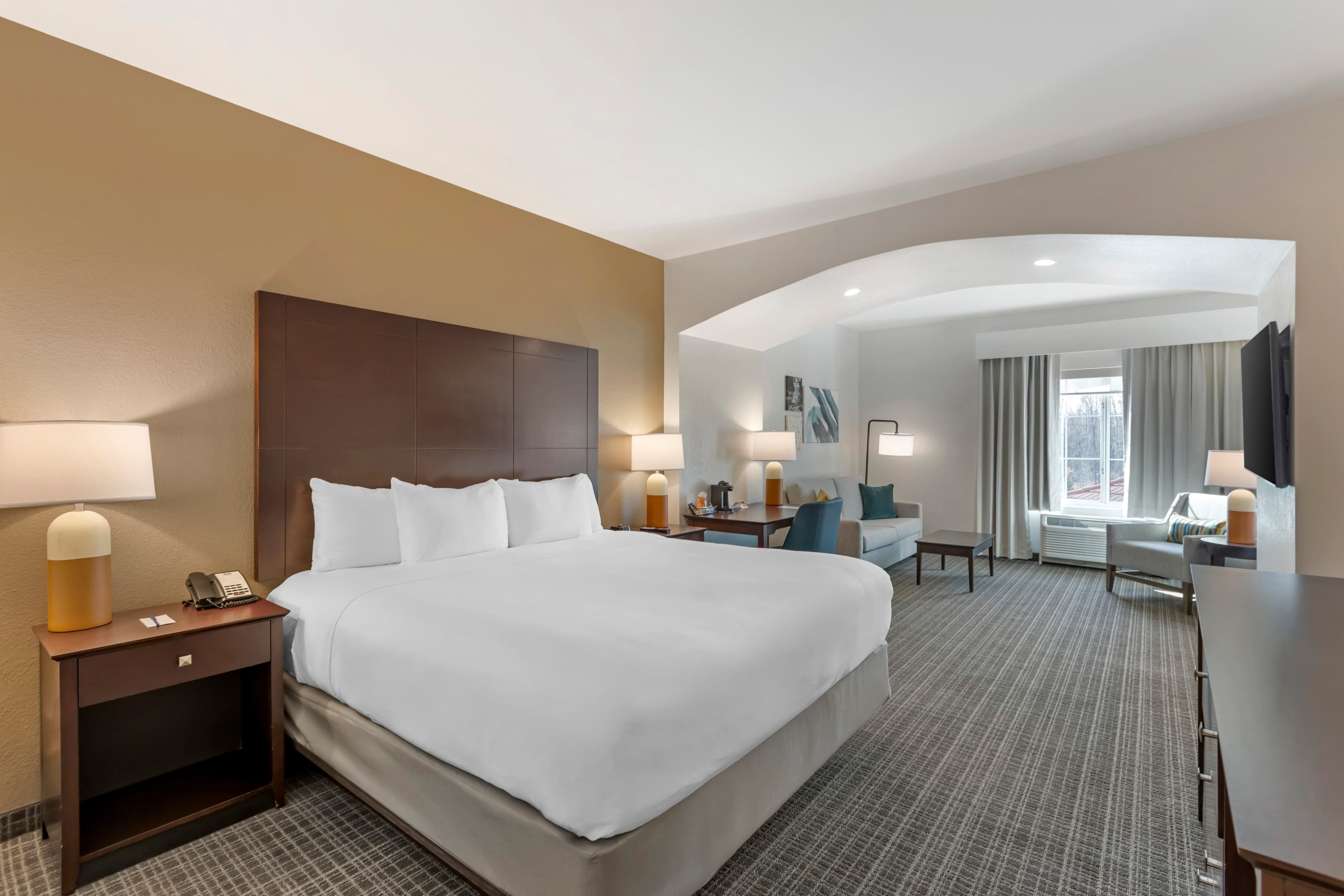 Comfort Inn & Suites Verona at Turning Stone Resort Casino - Image 2