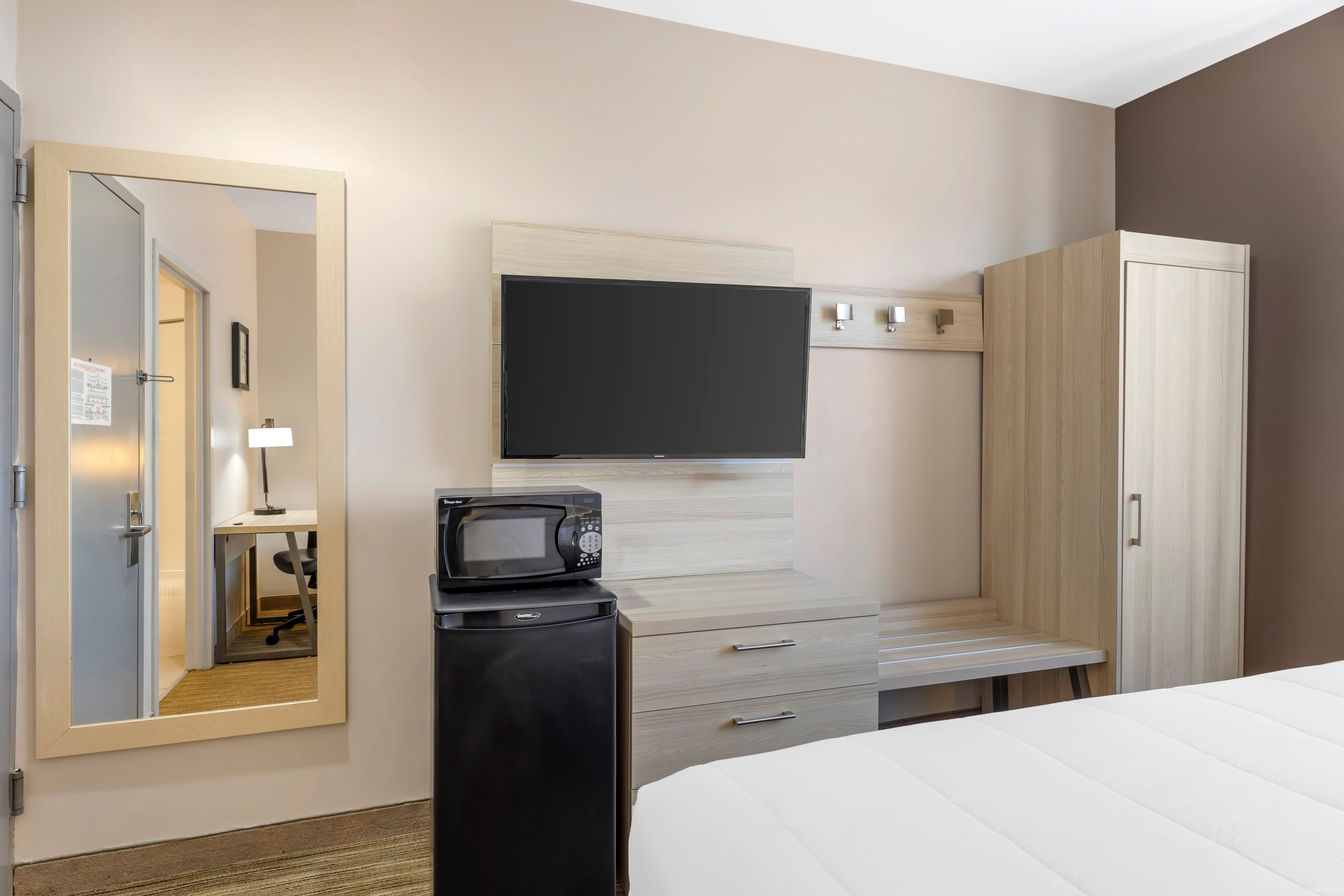 Country Inn & Suites by Radisson, Staten Island - Image 4