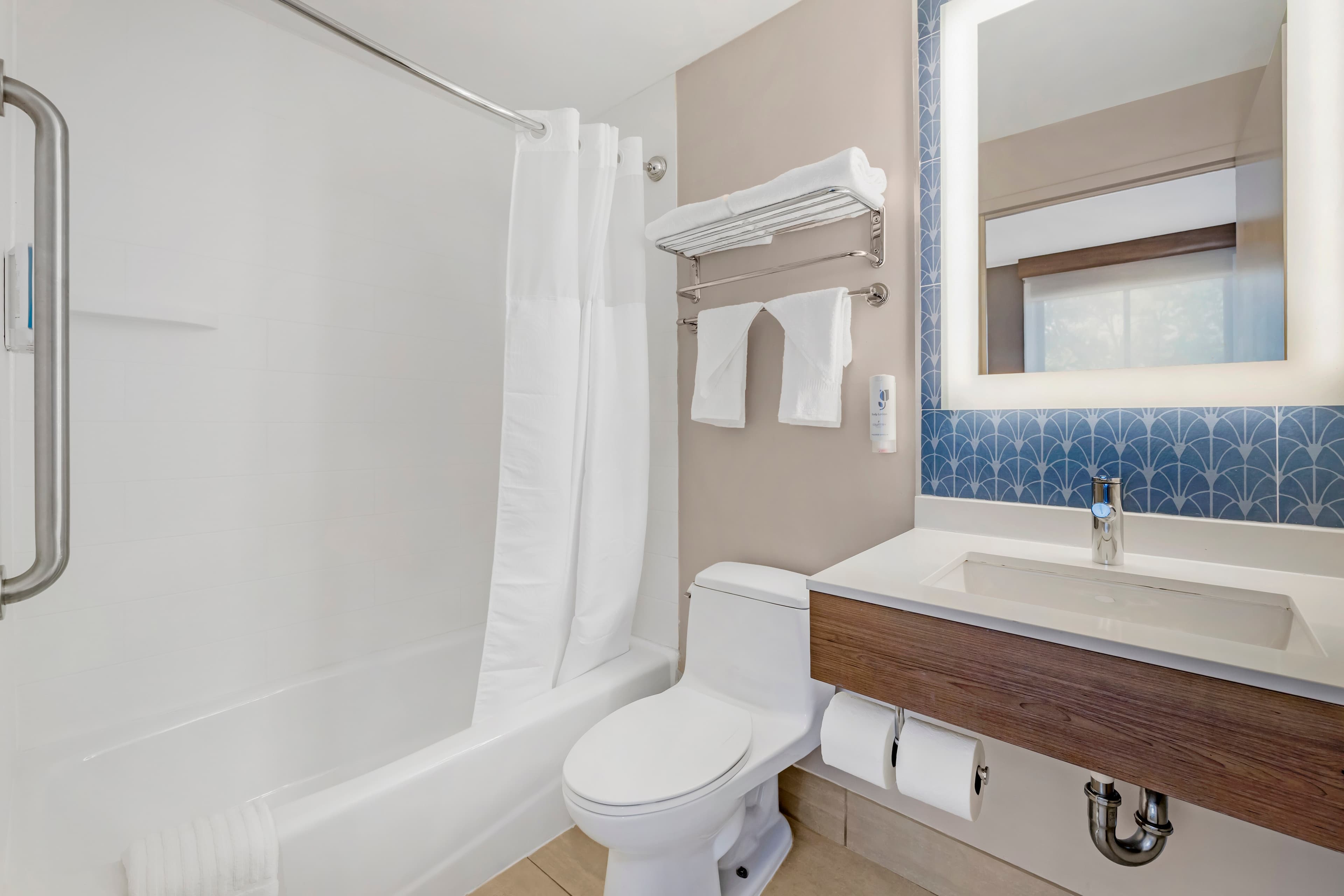 Country Inn & Suites by Radisson, Staten Island - Image 5