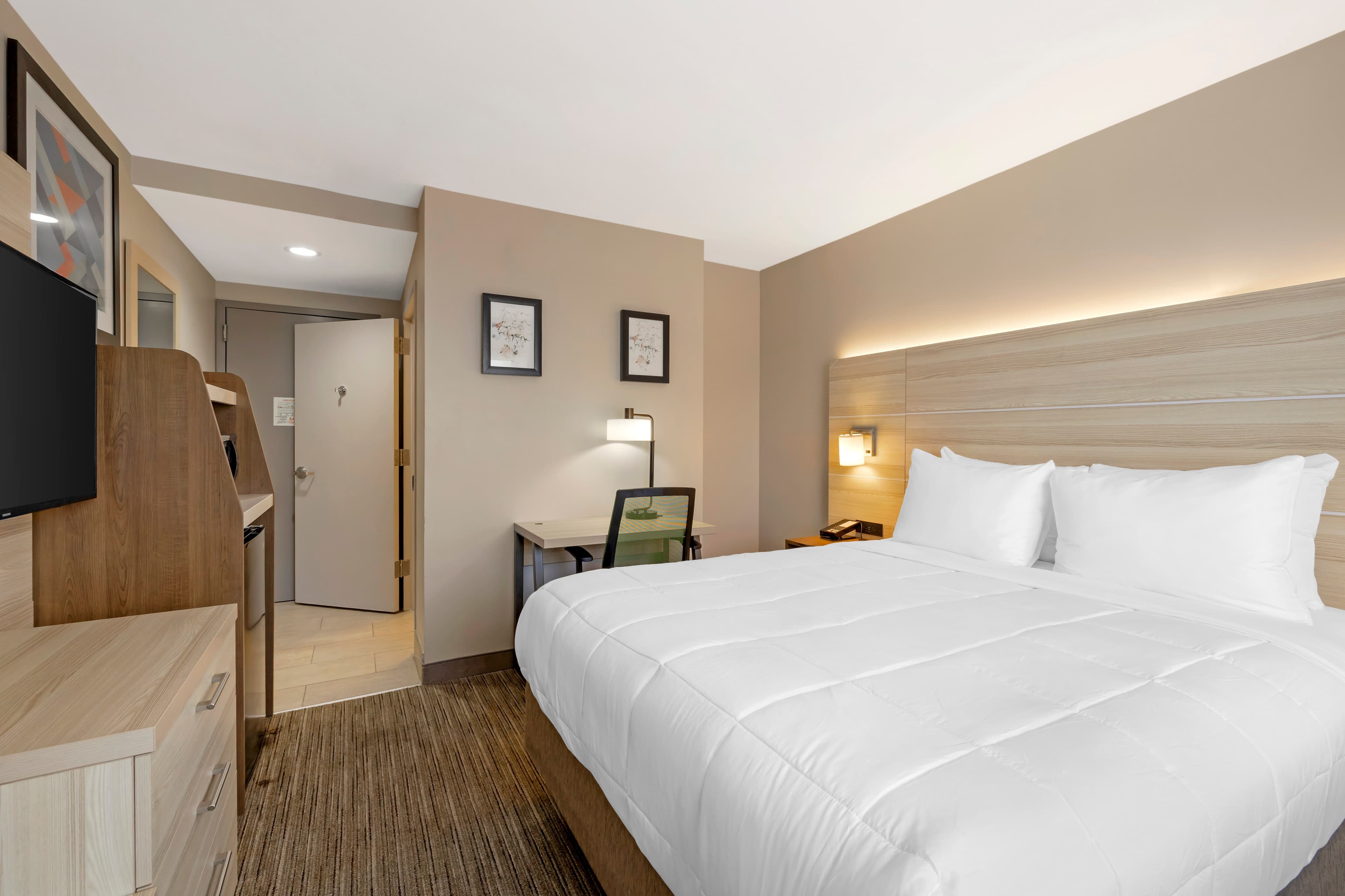 Country Inn & Suites by Radisson, Staten Island — 7