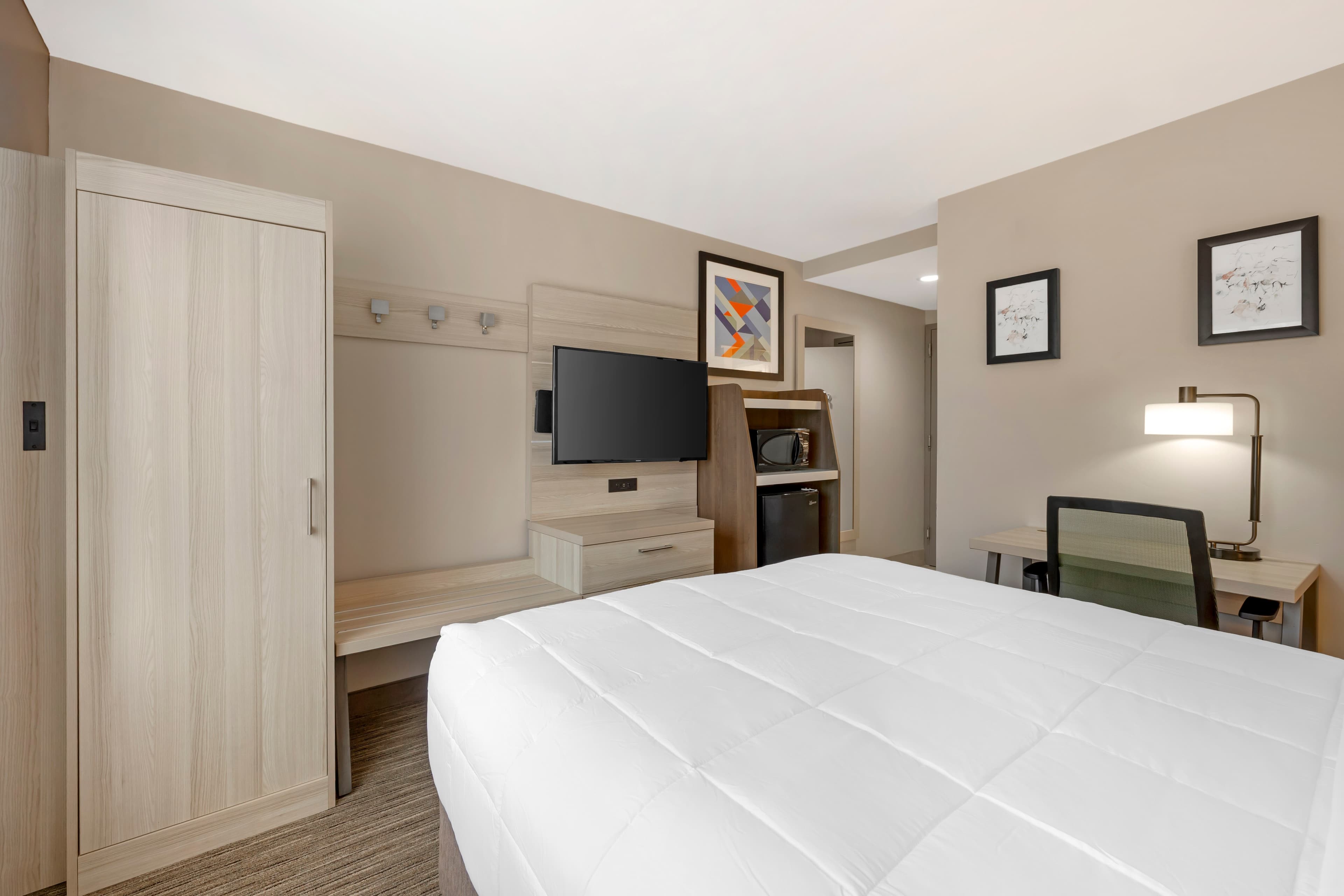 Country Inn & Suites by Radisson, Staten Island — 8