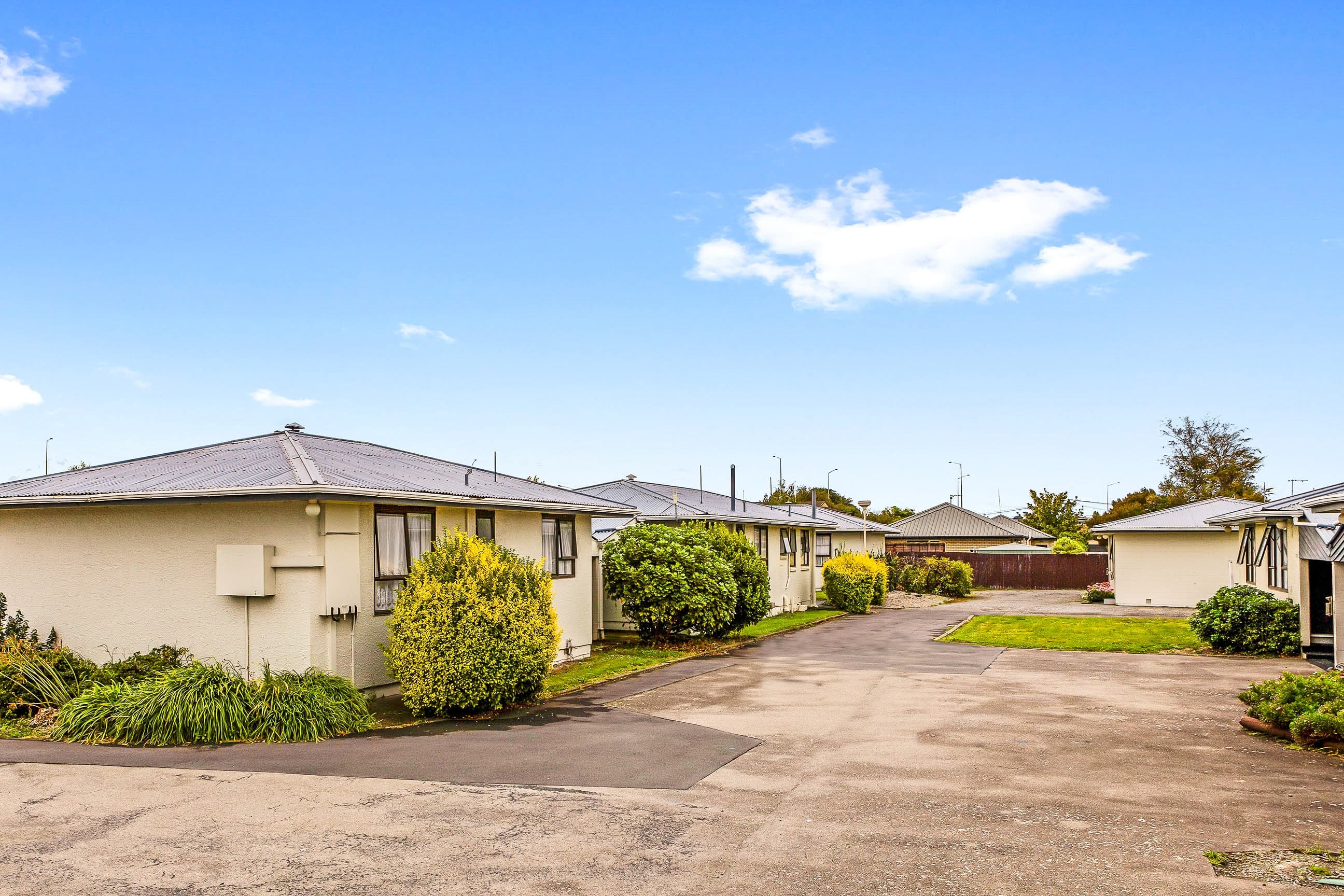 Econo Lodge Canterbury Court - Image 1