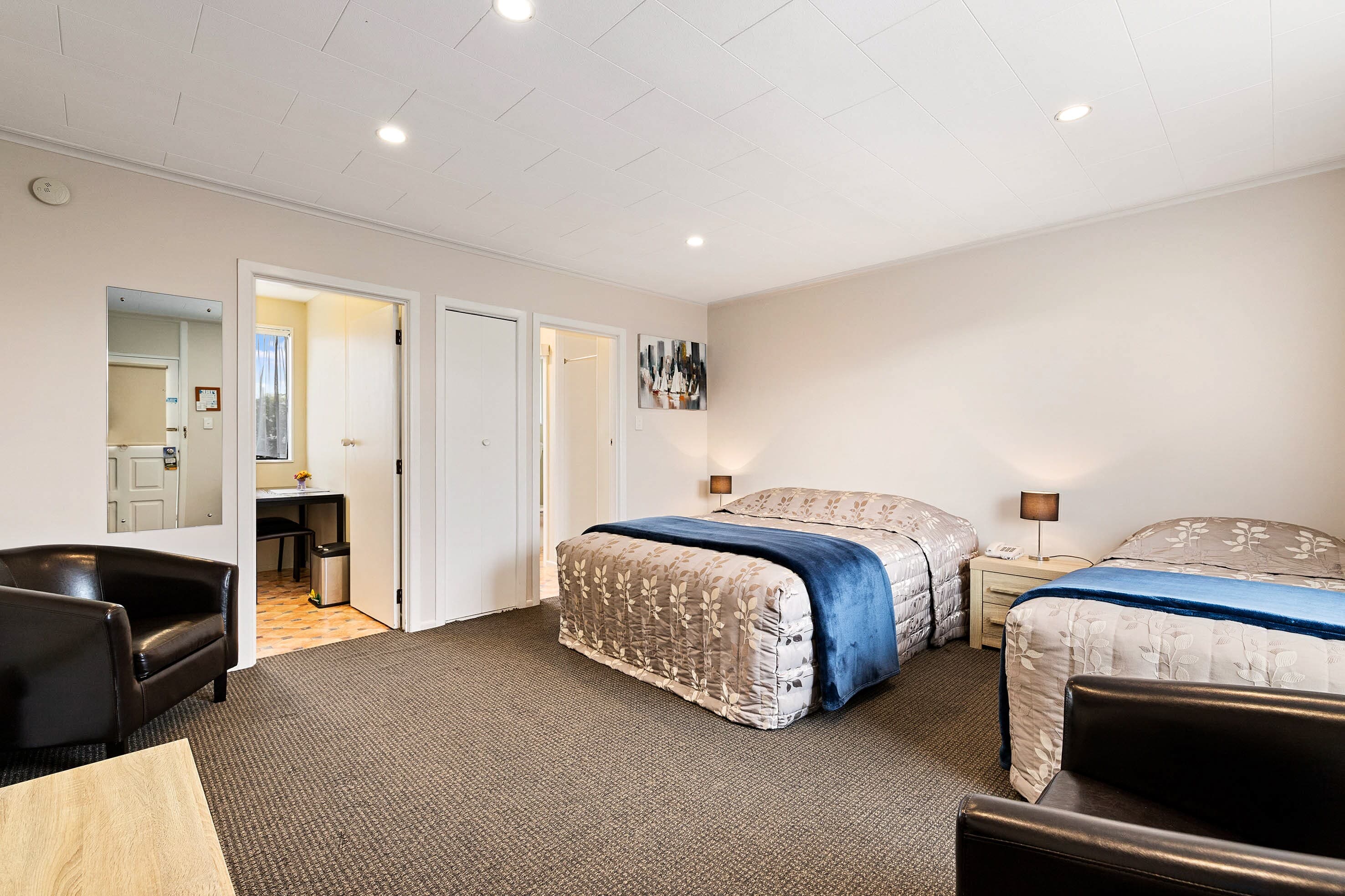 Econo Lodge Canterbury Court — 6