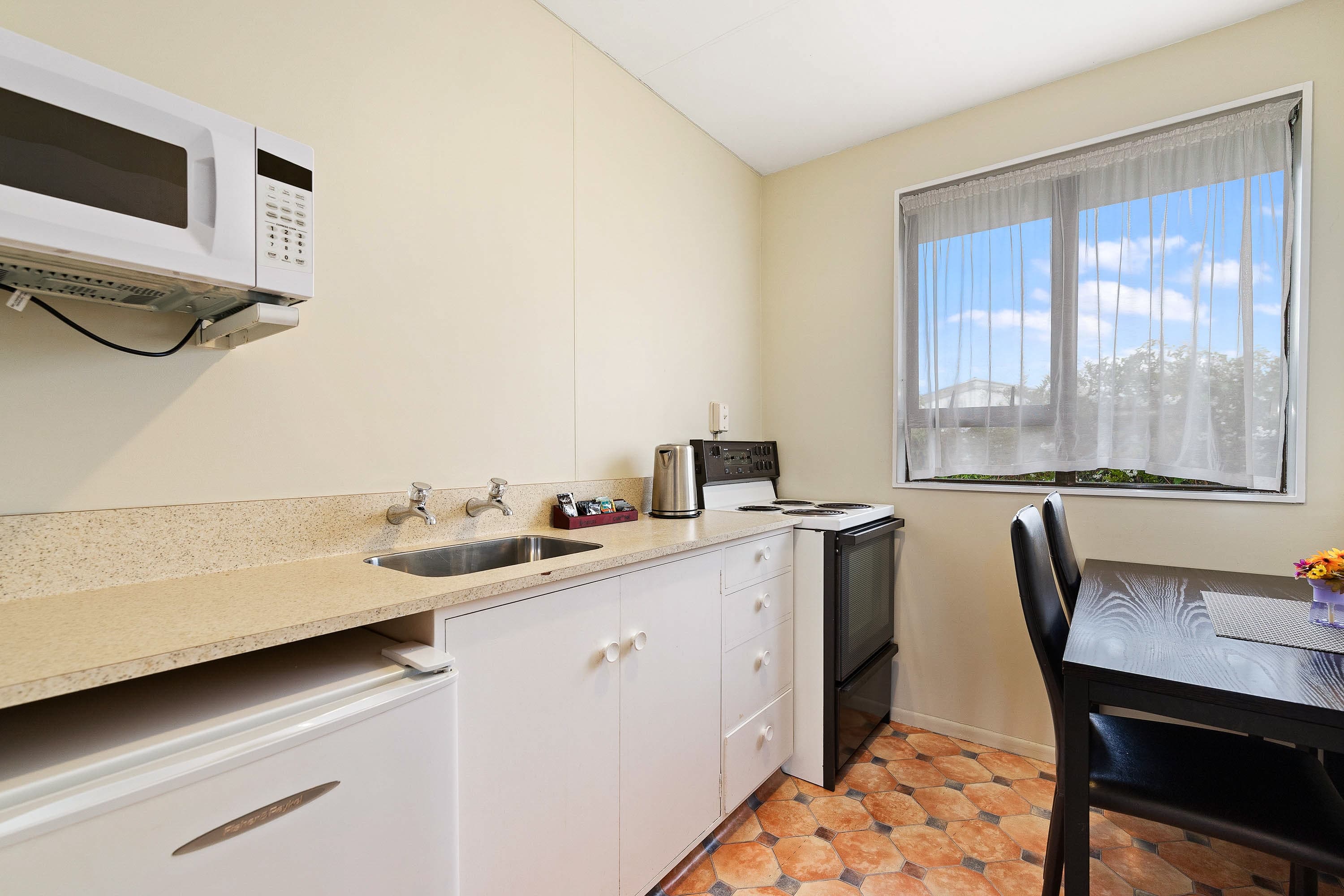 Econo Lodge Canterbury Court — 7
