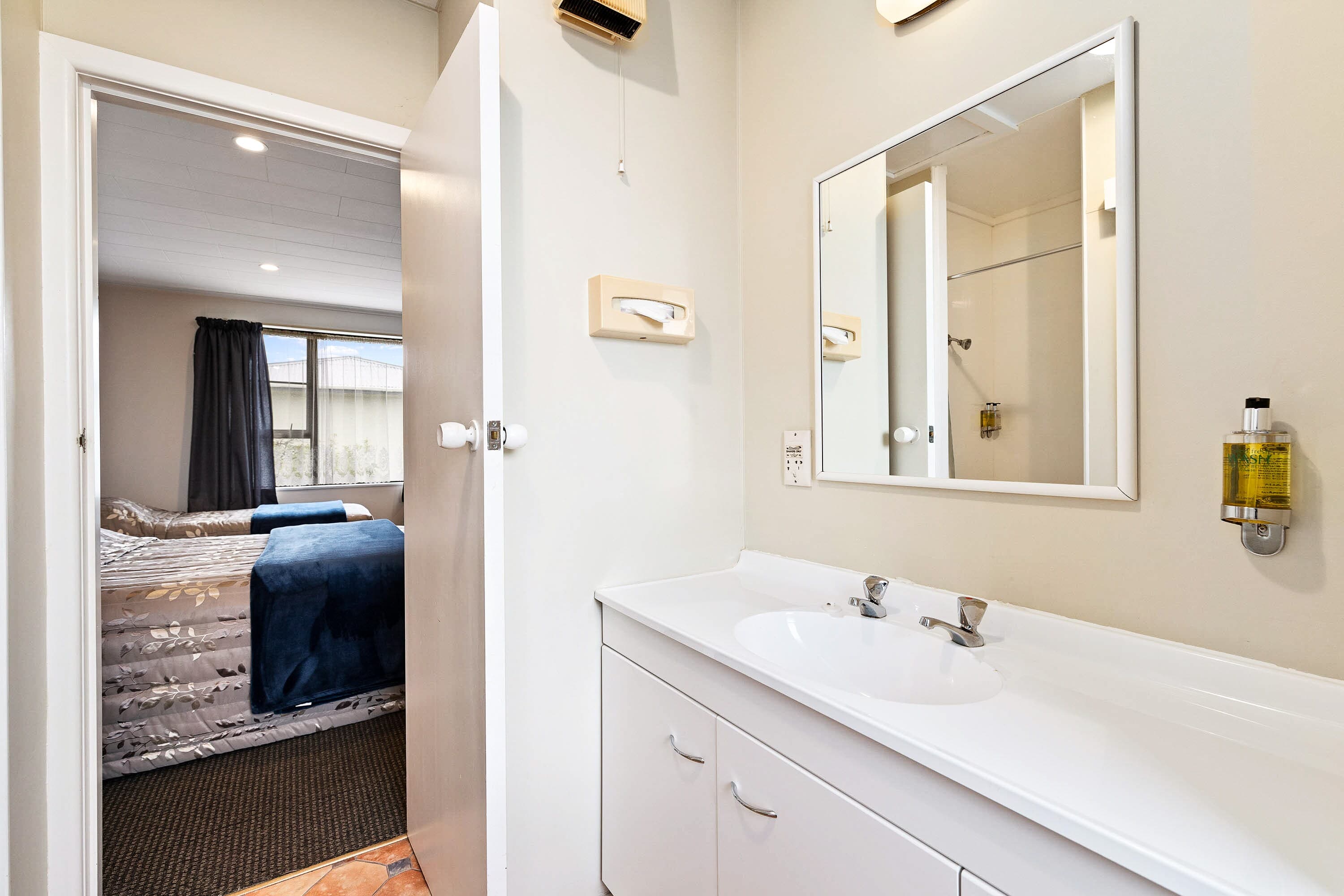 Econo Lodge Canterbury Court — 11