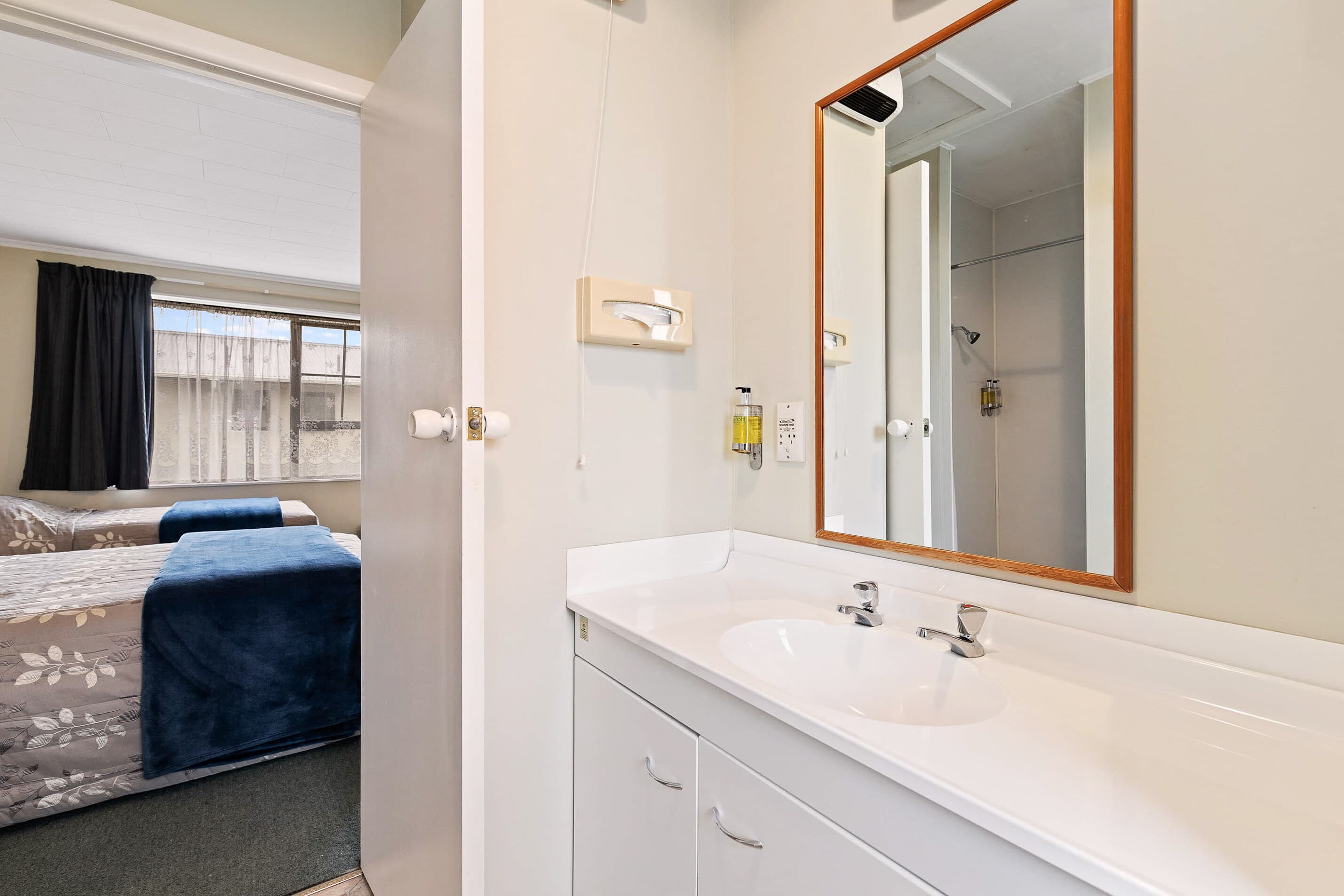 Econo Lodge Canterbury Court — 12