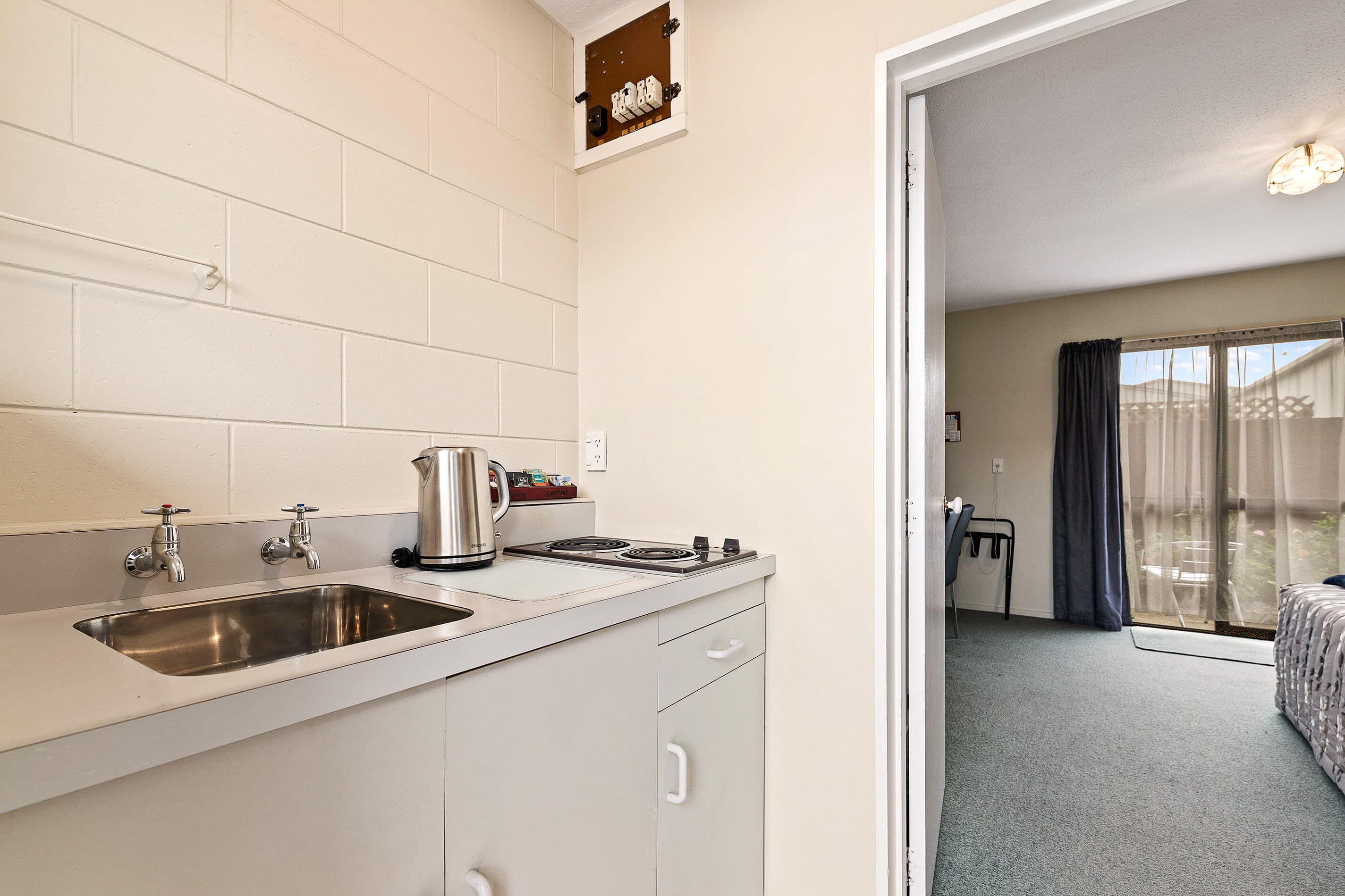 Econo Lodge Canterbury Court - Image 3