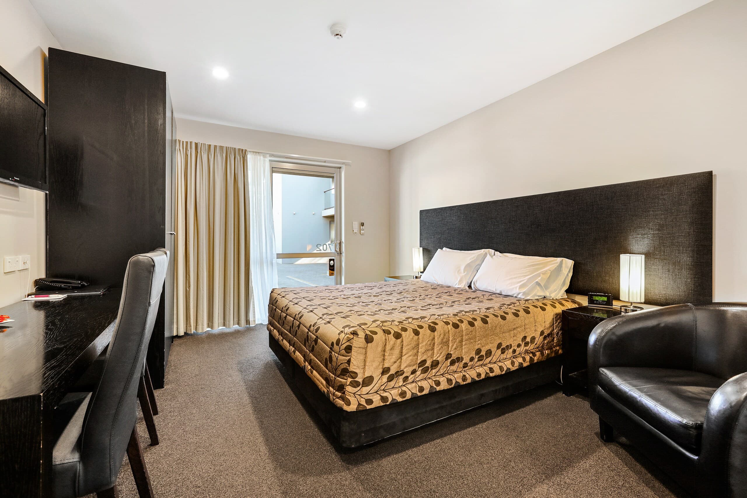 Quality Suites Amore - Image 2