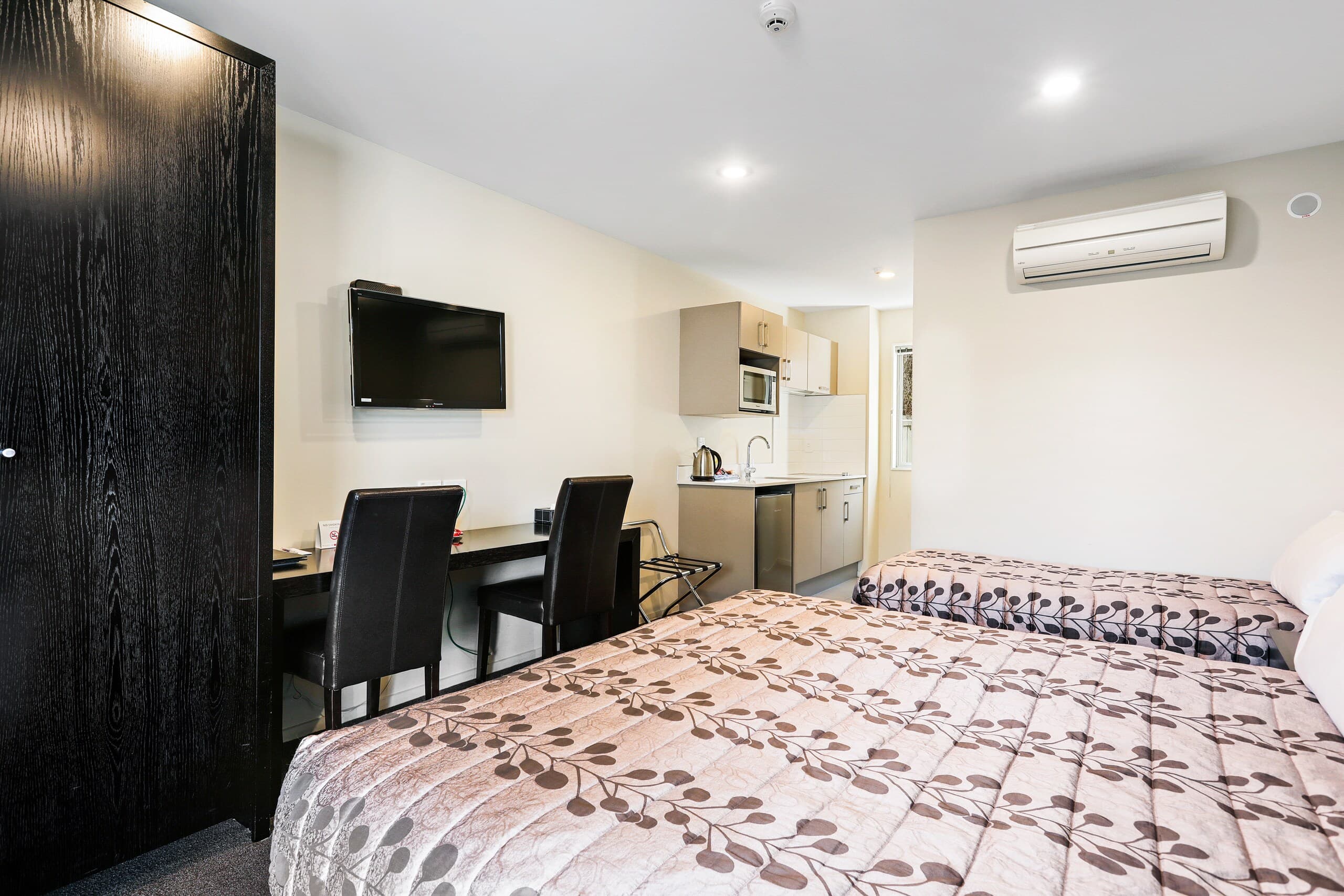 Quality Suites Amore — 7