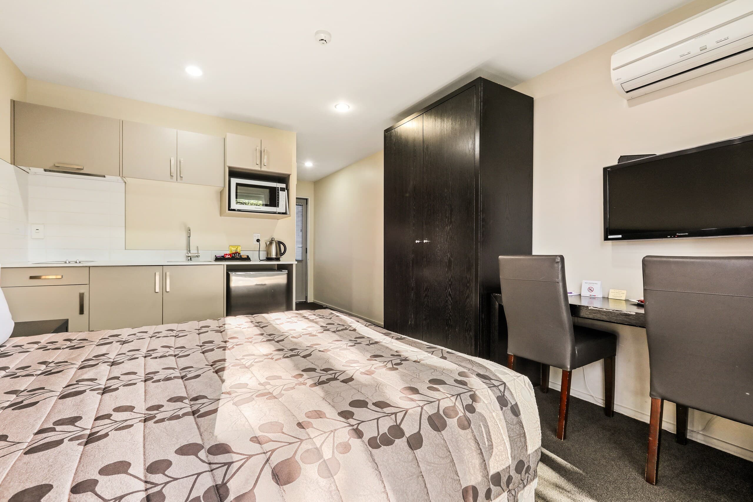 Quality Suites Amore — 11