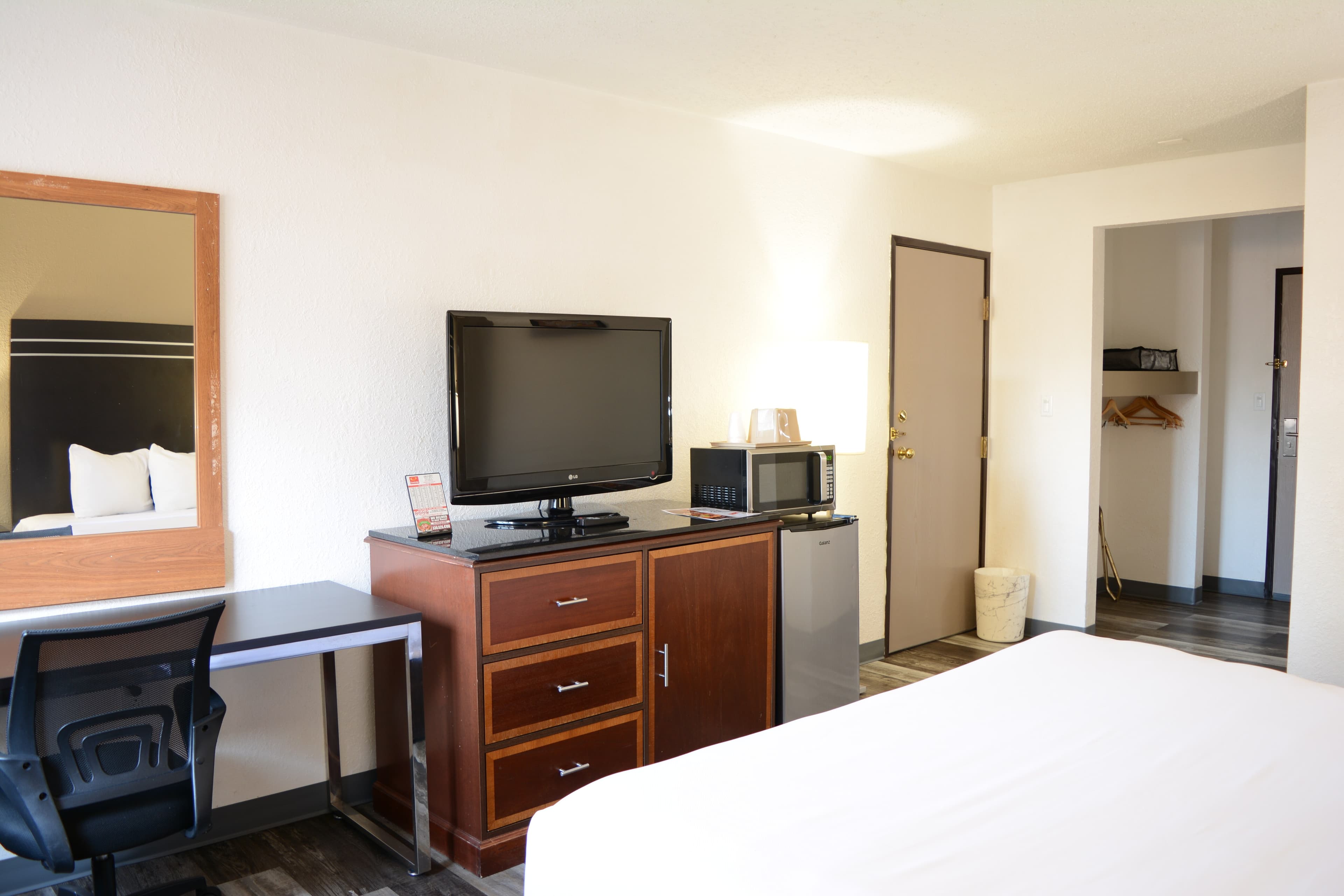 Econo Lodge Cleveland Southeast - Kent - Image 3