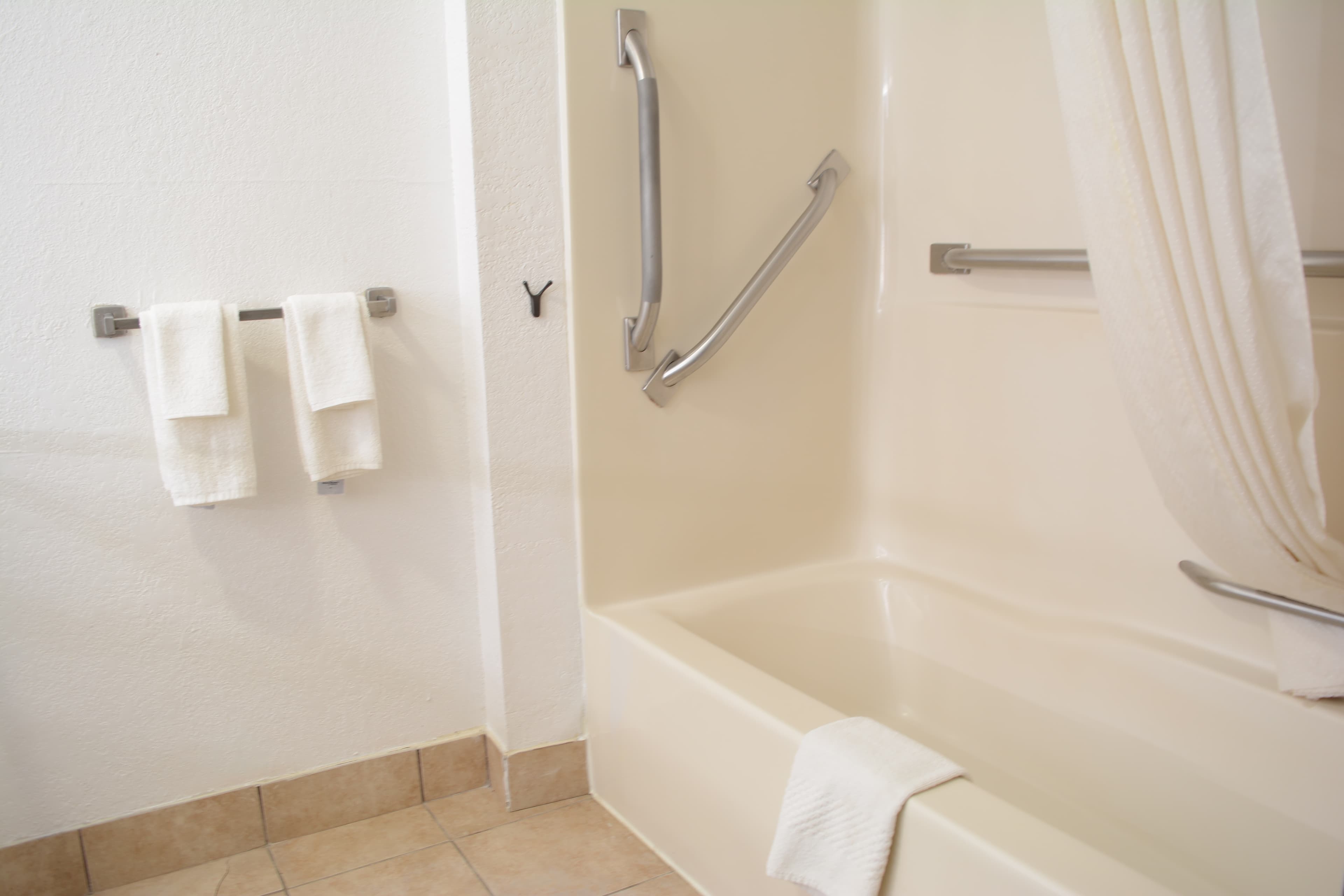 Econo Lodge Cleveland Southeast - Kent — 7